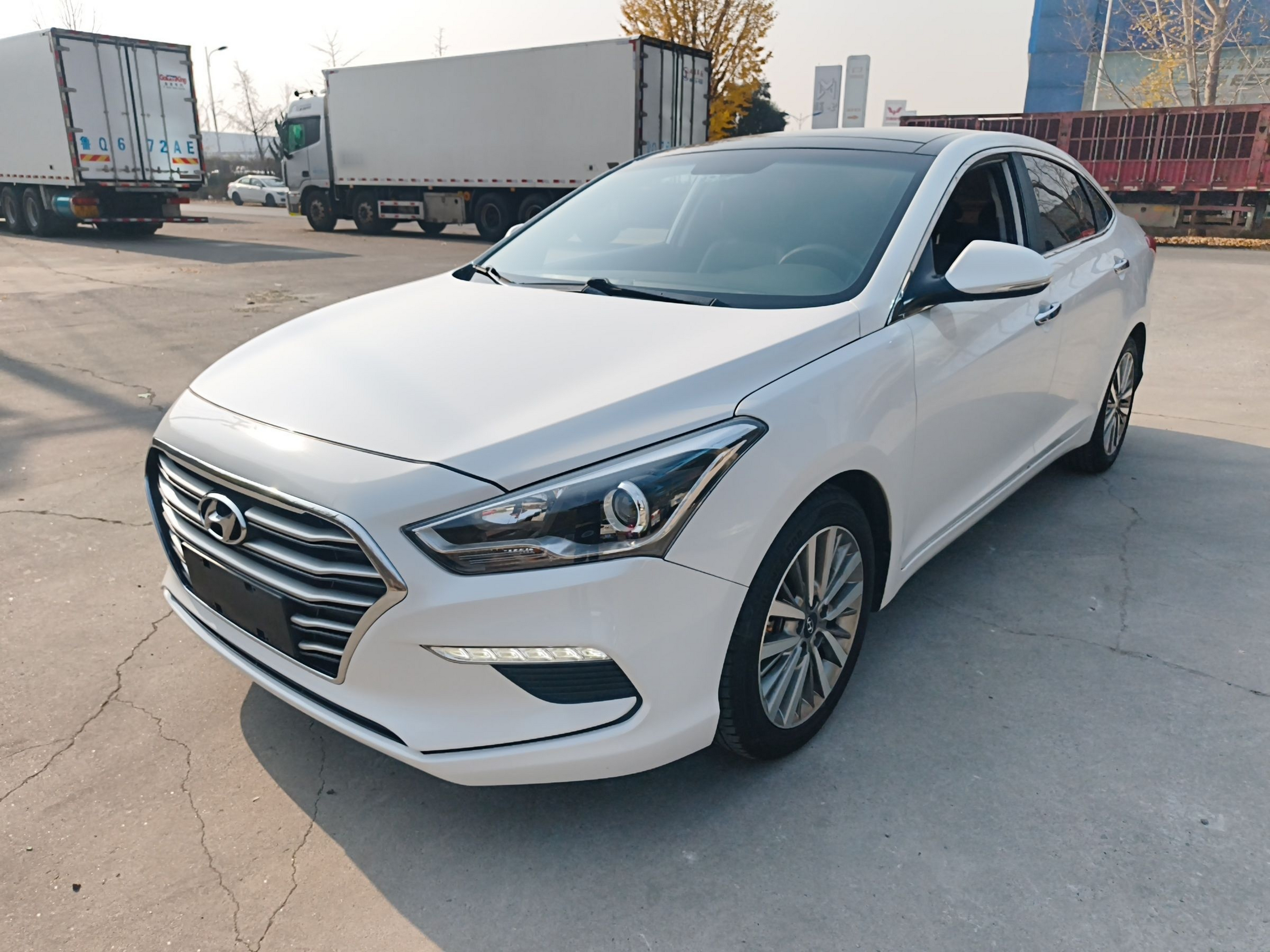 تحت مقدمة السيارة