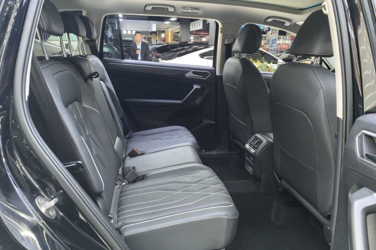 Used Volkswagen Tiguan L 2023 Restyled 330TSI Automatic Two-Wheel Drive R-Line Enhanced Comfort Version
