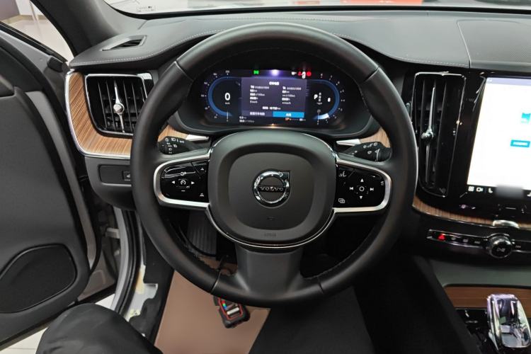 Used Volvo XC60 2025 B5 Four-Wheel Drive Smart & Advanced Luxury Edition
