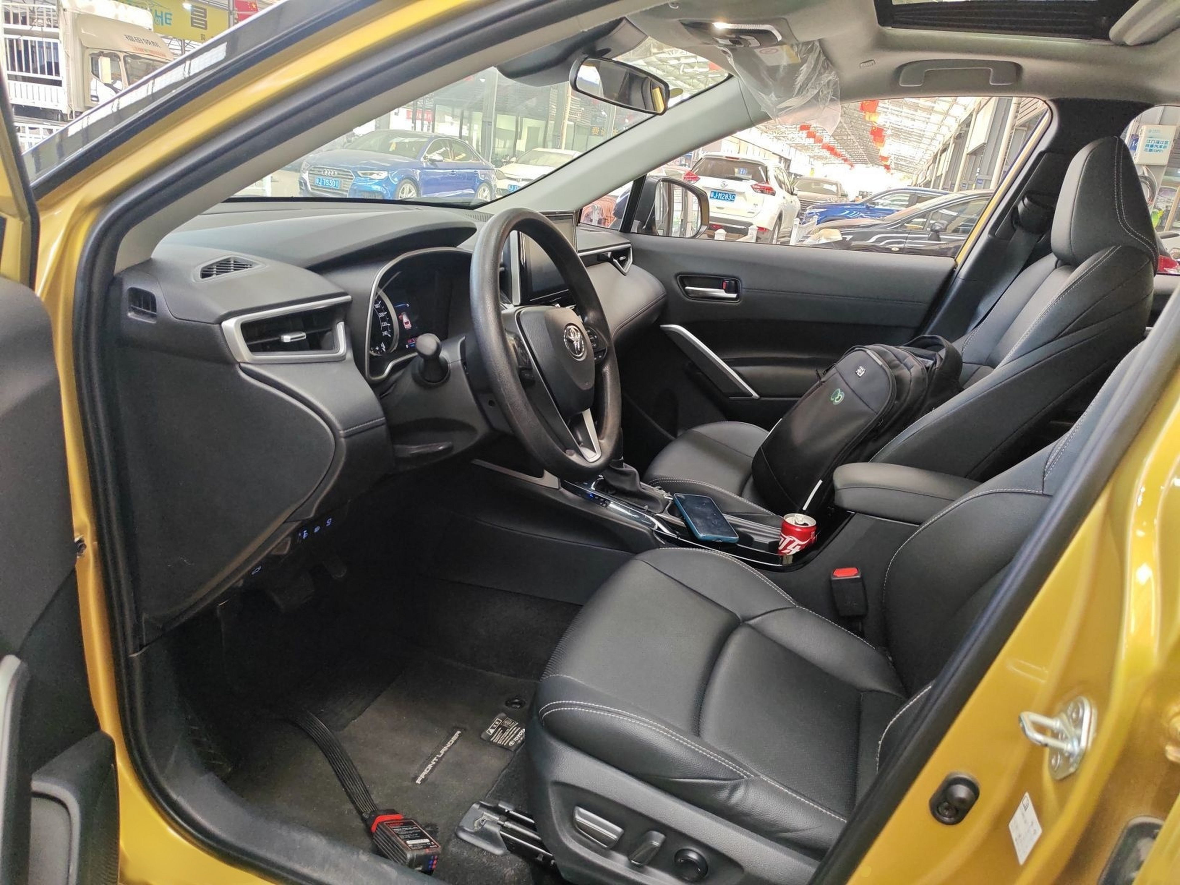 المقاعد الأمامية داخل السيارة