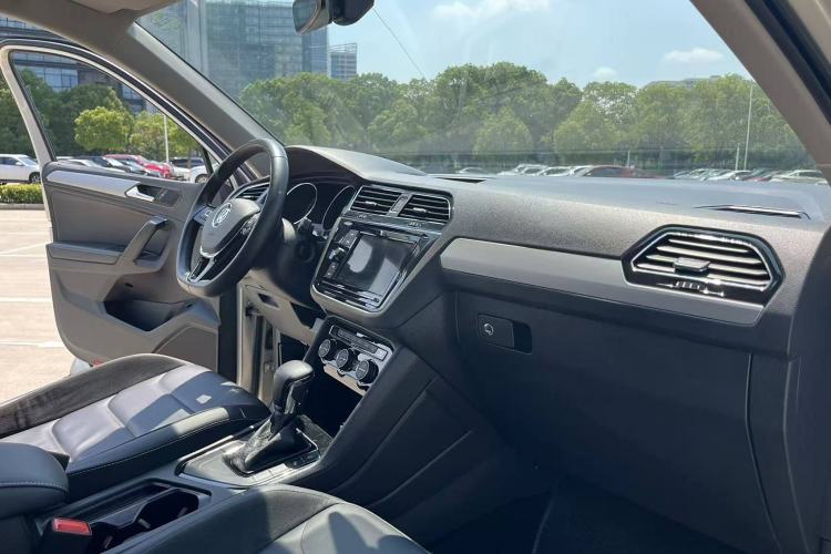 Used Volkswagen Tiguan L 2019 330TSI Automatic Two-Wheel Drive Smart Luxury Version China V Emission Standard
