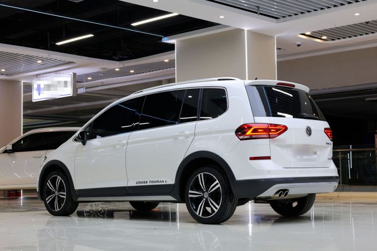 Used Volkswagen Touran 2018 Volkswagen Touran L 280TSI DSG Boundary Edition 7 Seats China VI Standard
