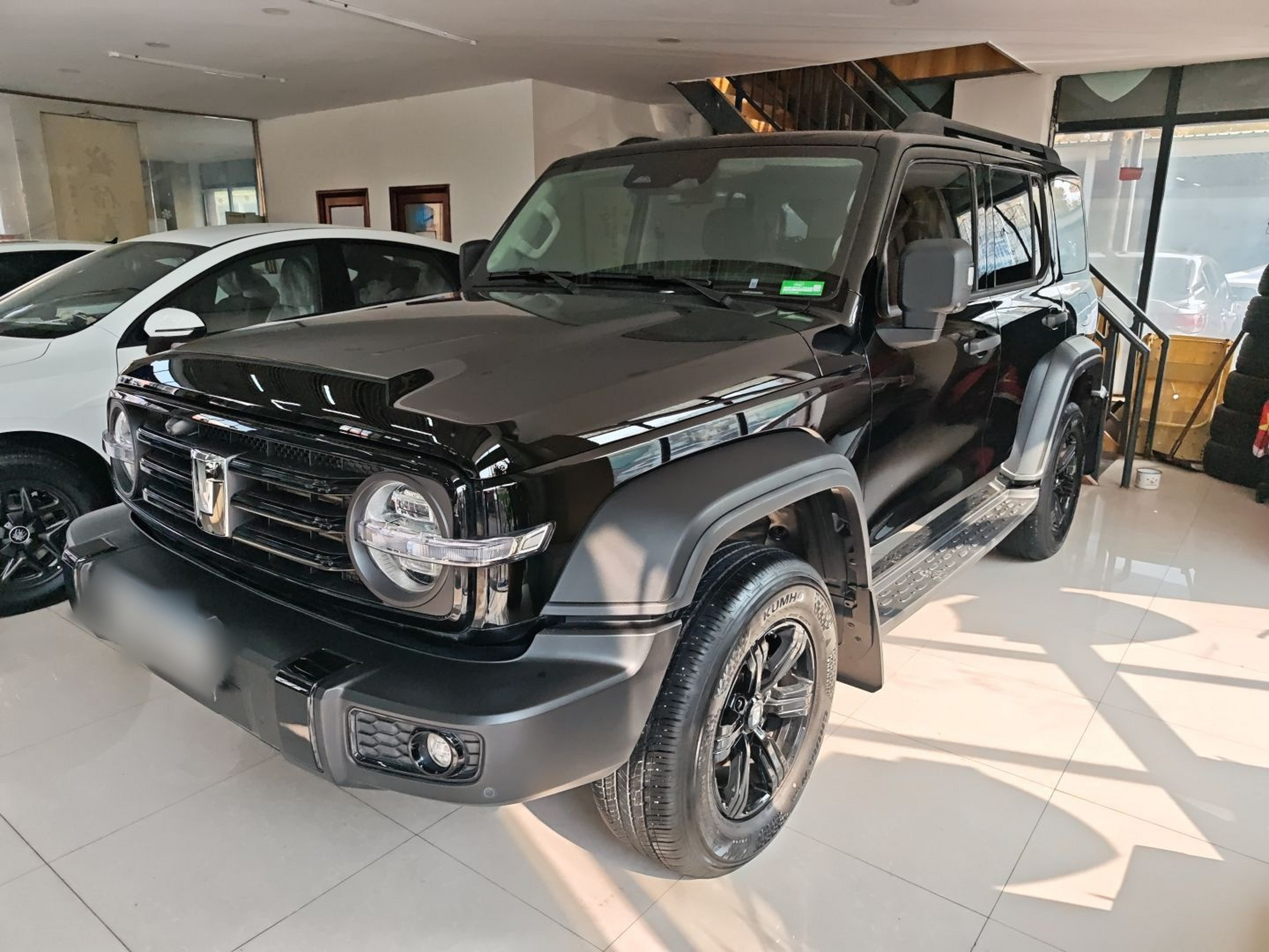 تحت مقدمة السيارة