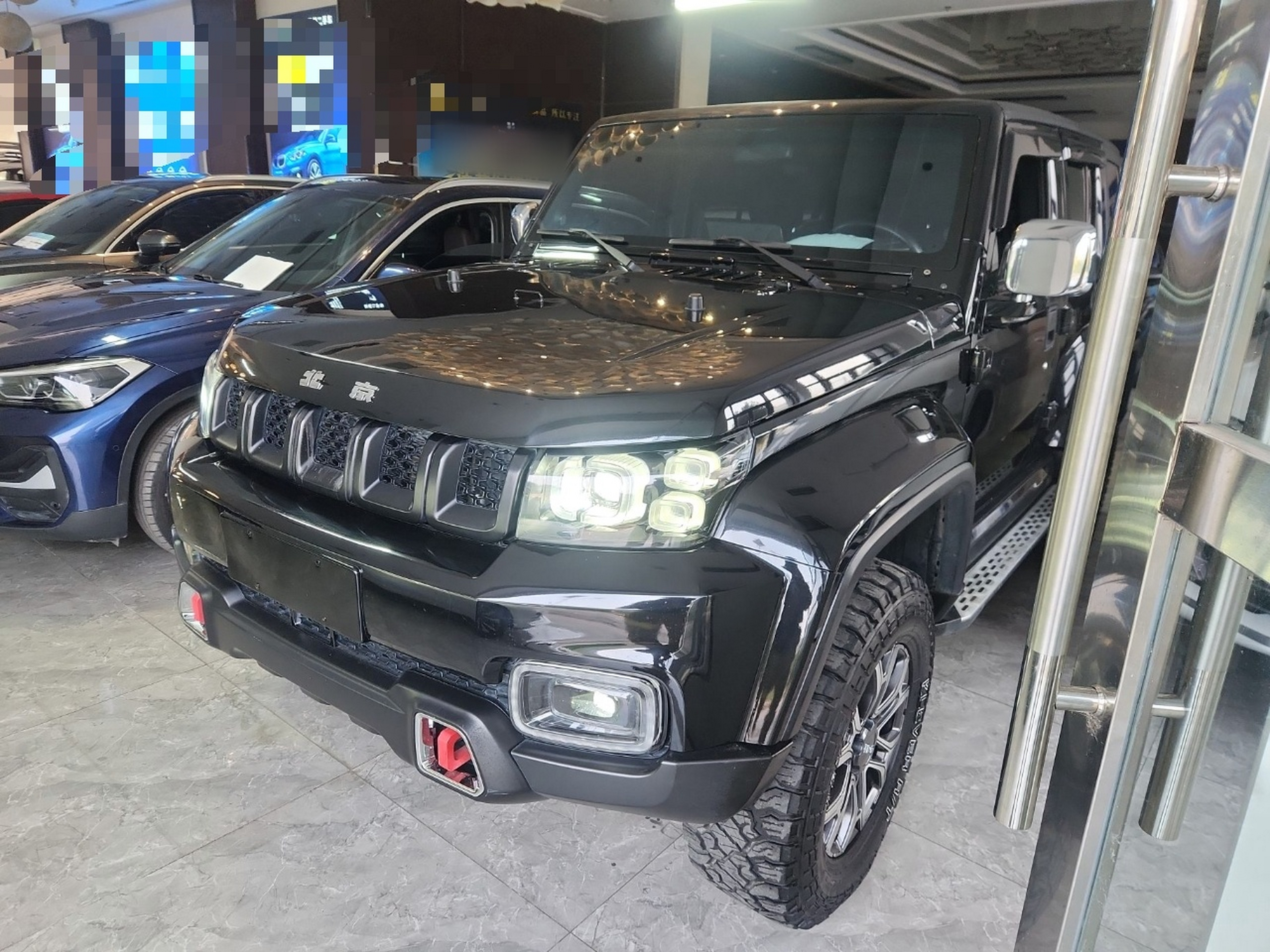 تحت مقدمة السيارة