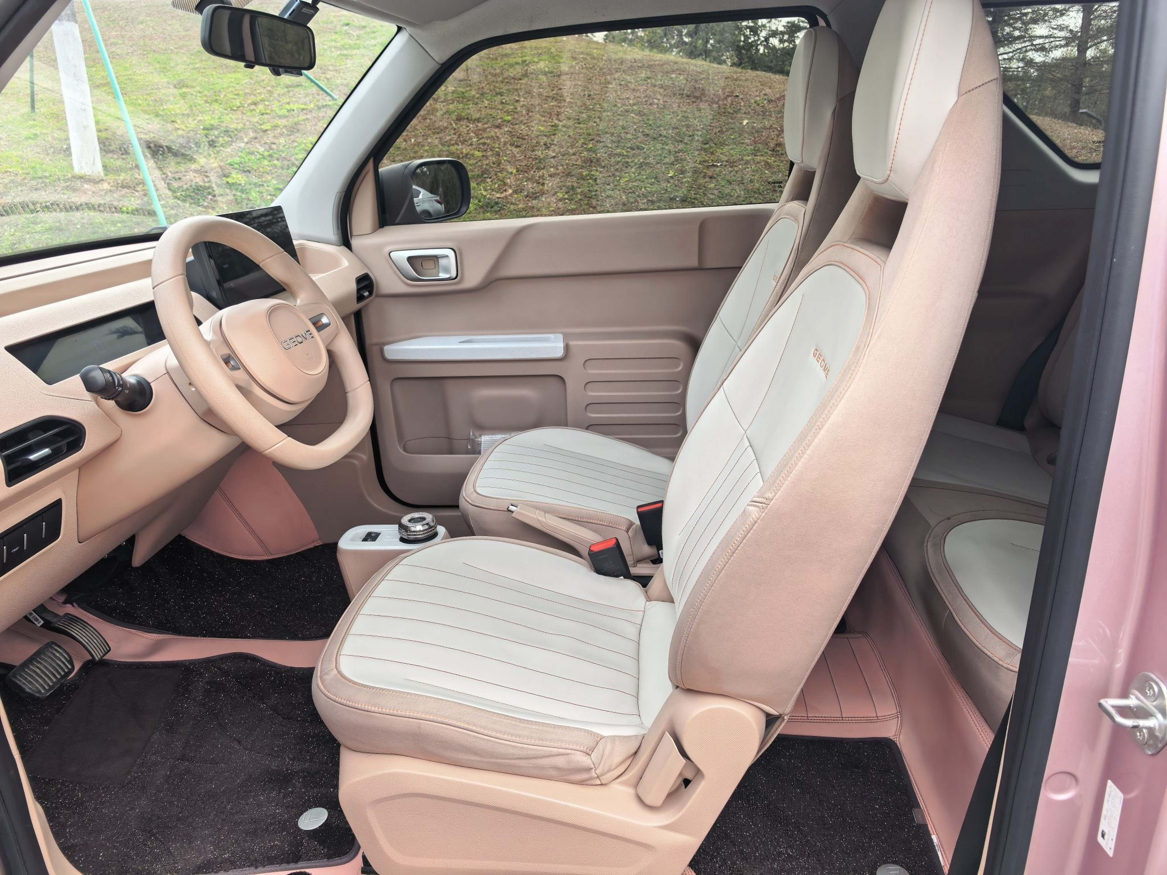 المقاعد الأمامية داخل السيارة