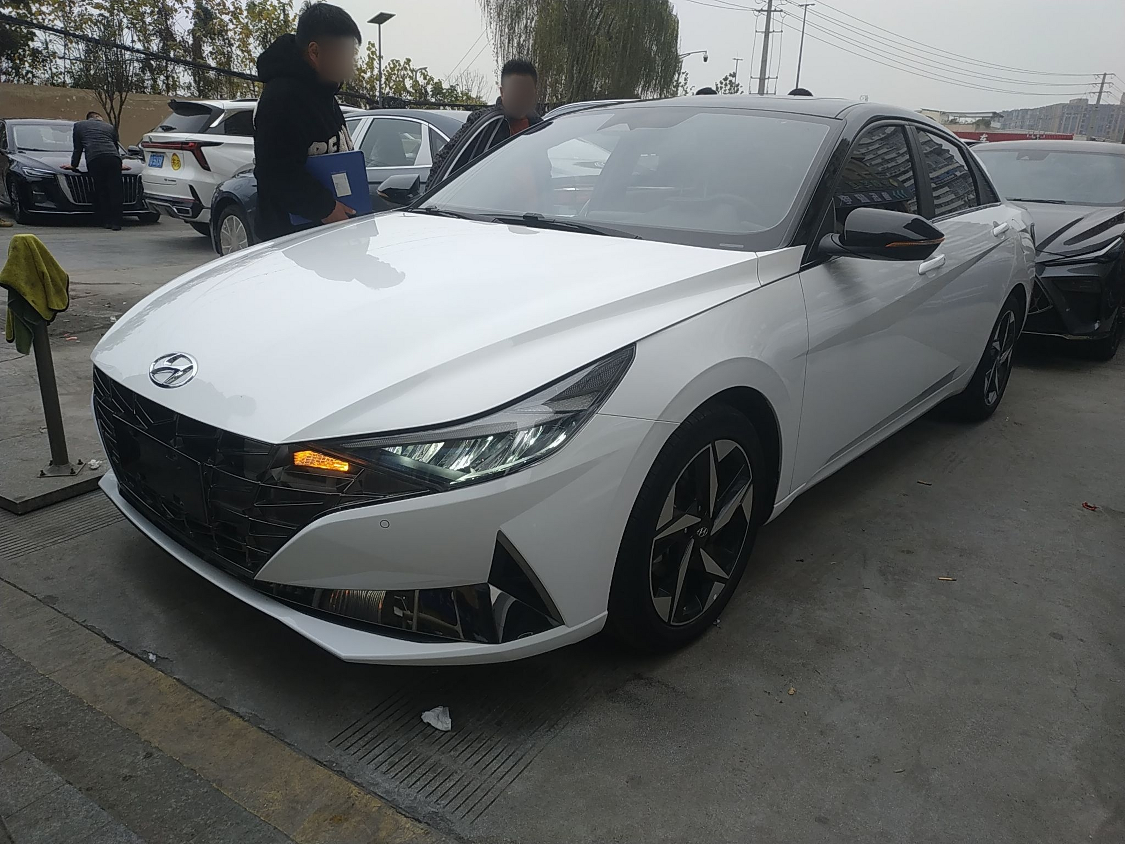 Под передней частью автомобиля