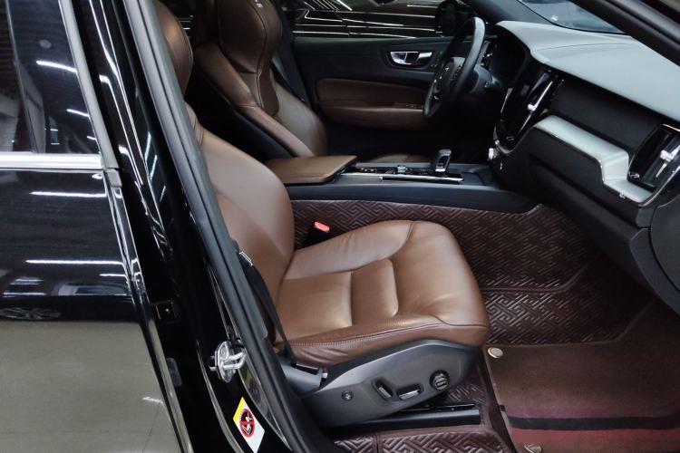 Used Volvo XC60 2022 B5 4x4 Zhiyi Luxury Edition
