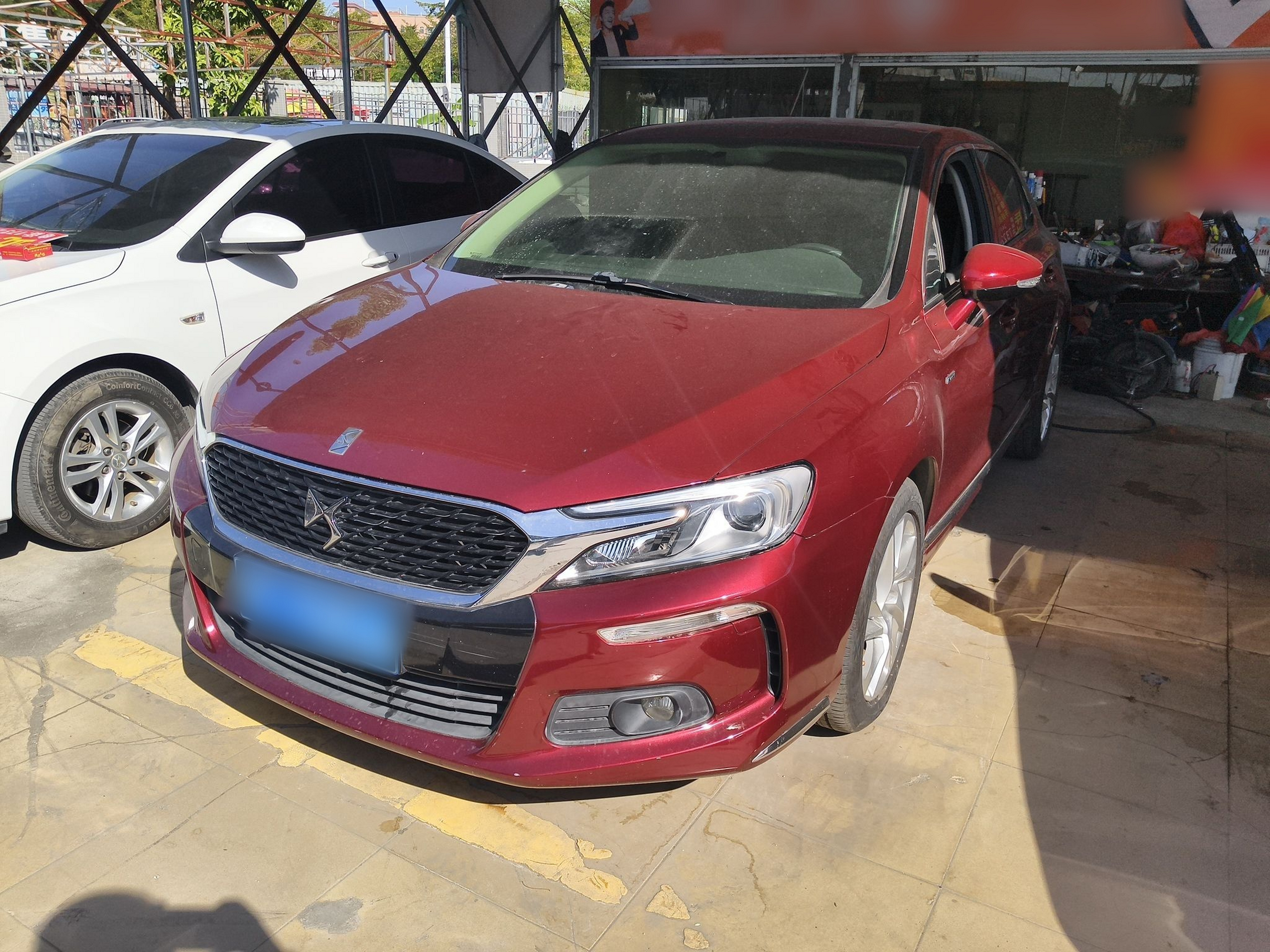 تحت مقدمة السيارة