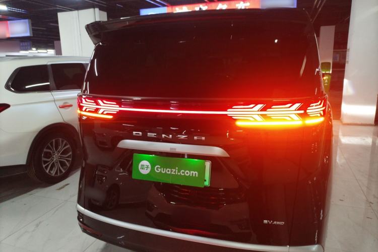 Used Denza D9 2022 EV 600 Four-Wheel Drive Prestige Model
