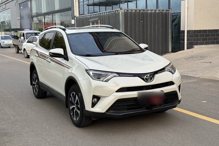 Used Toyota RAV4 2016 2.0L CVT Two-Wheel Drive Fashion Edition China V Standard
