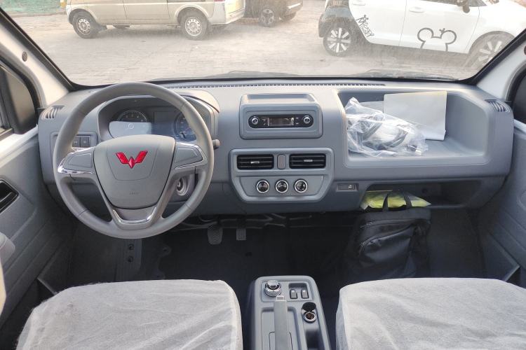 Used Wuling Yangguang 2024 300KM Comfort Version Passenger Van 75kW
