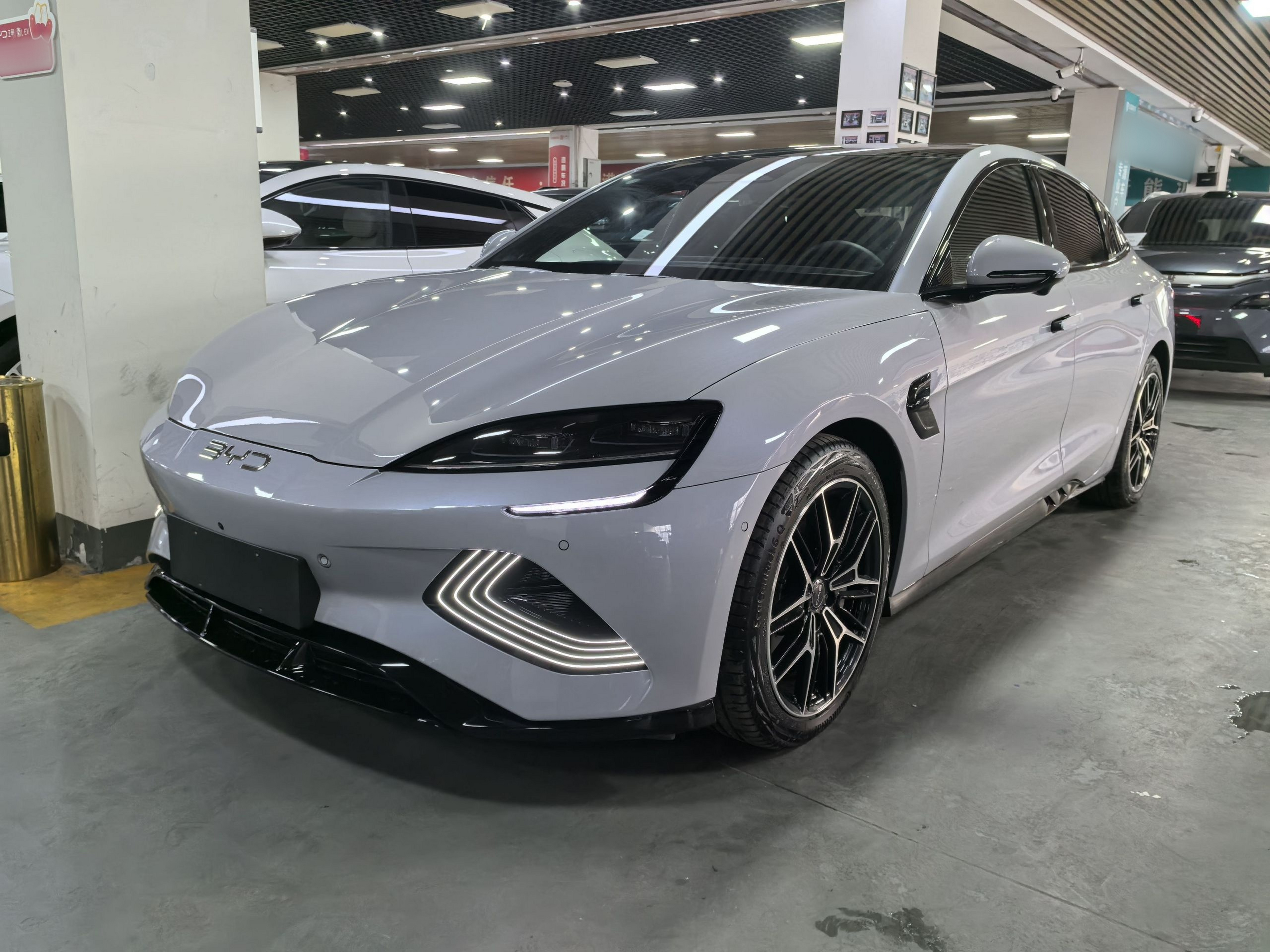 Под передней частью автомобиля