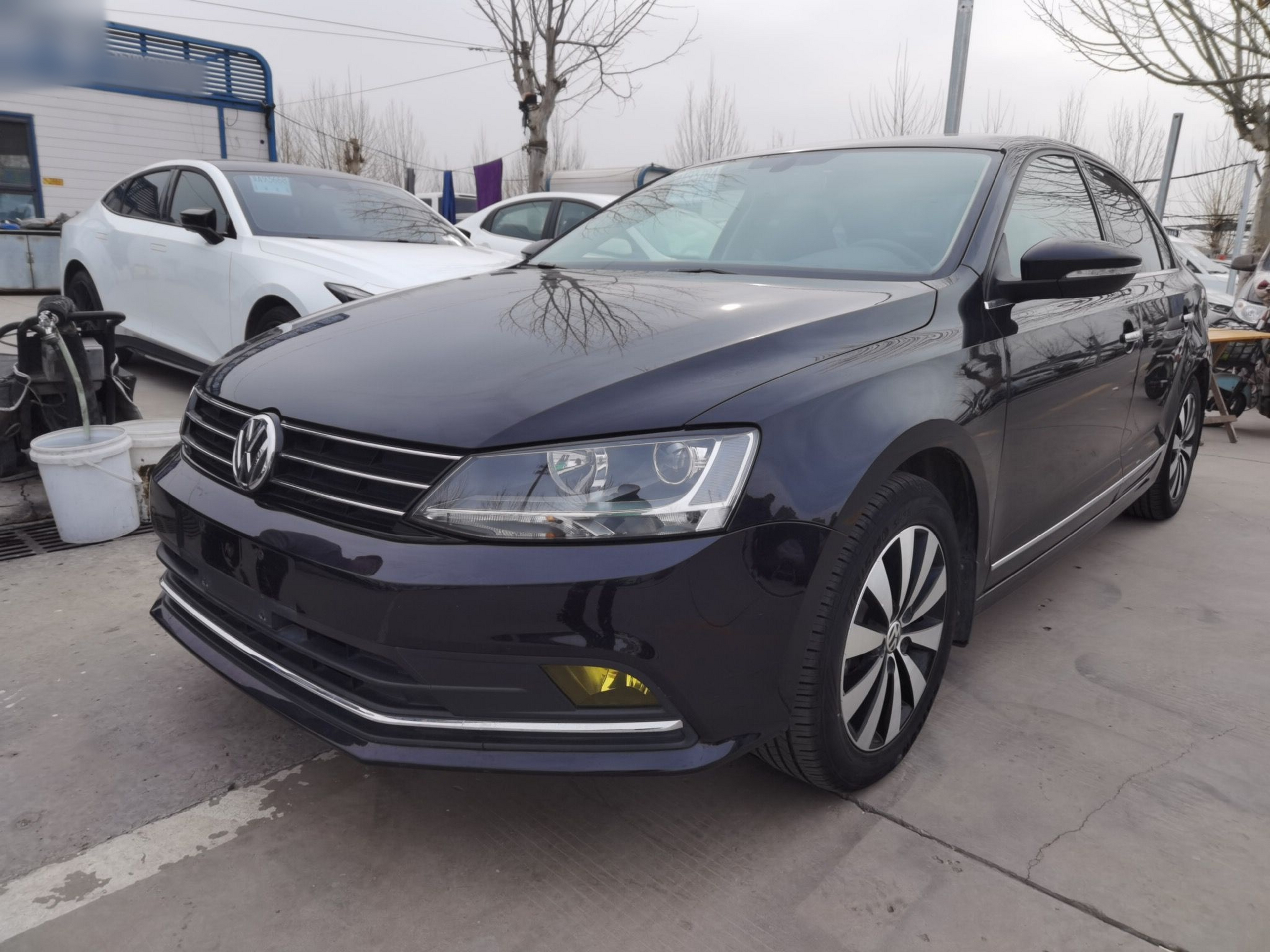 تحت مقدمة السيارة