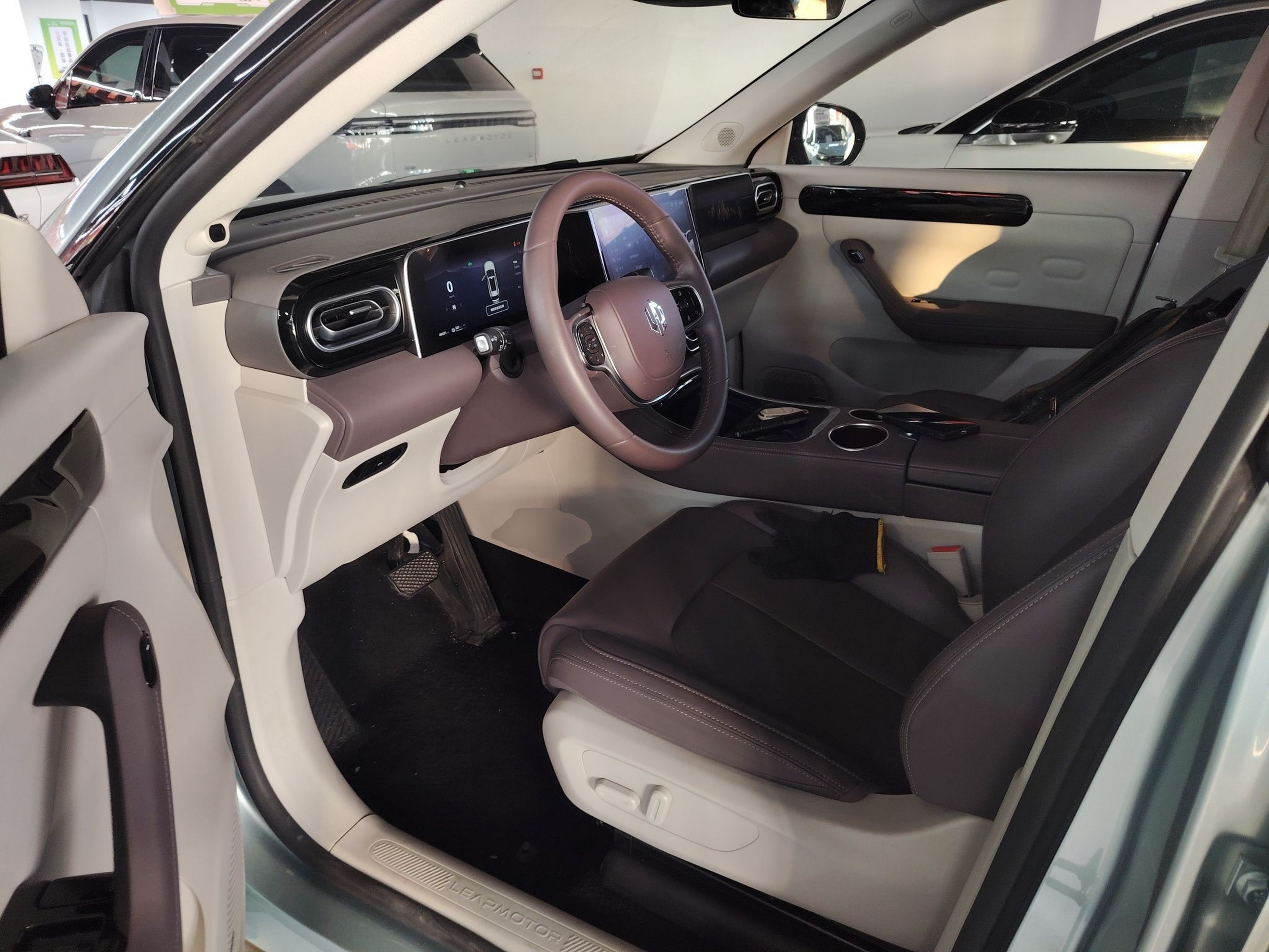 المقاعد الأمامية داخل السيارة