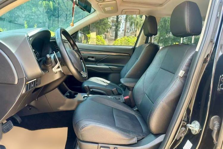 Used Mitsubishi Outlander 2016 2.4L 4x4 Luxury Edition 7-Seater
