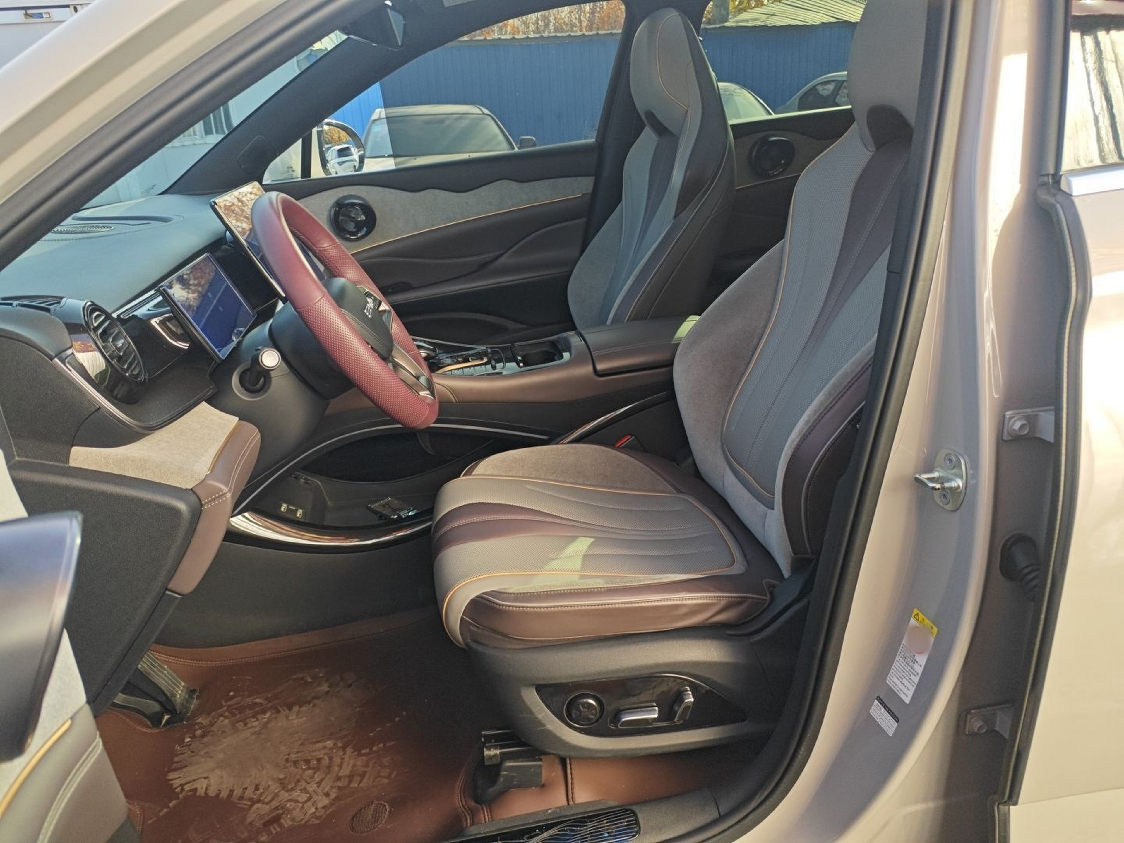 Переднее сиденье в автомобиле