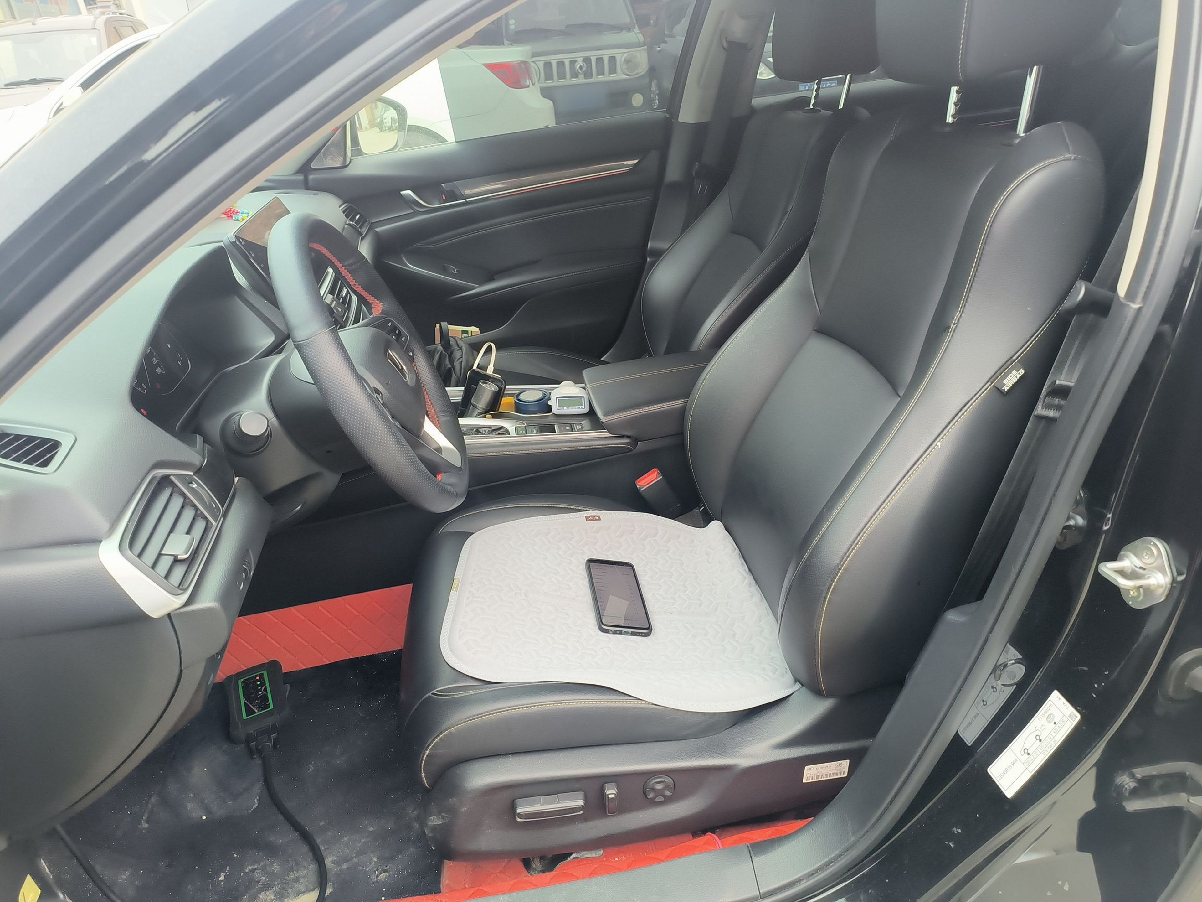 Переднее сиденье в автомобиле