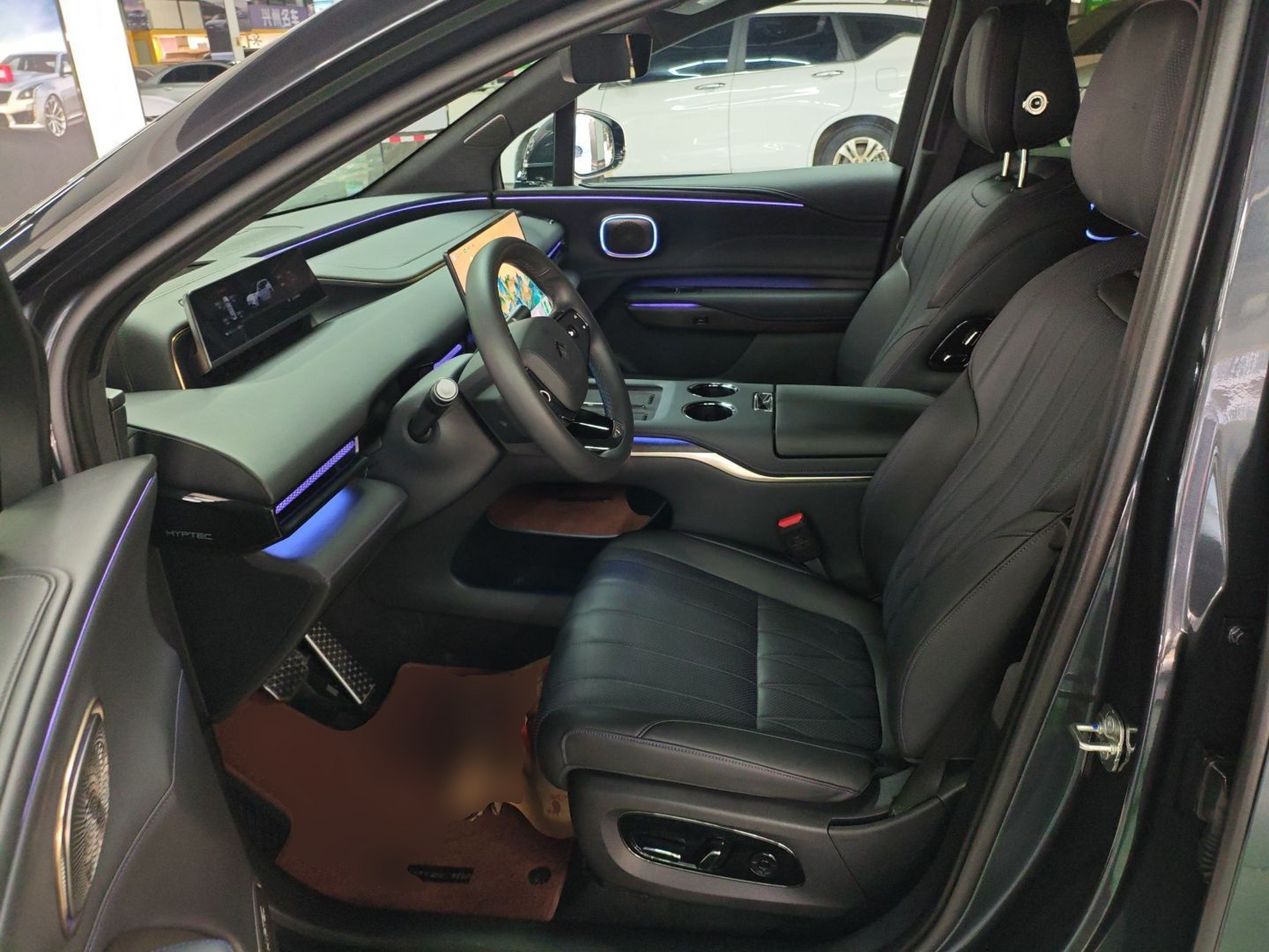 المقاعد الأمامية داخل السيارة