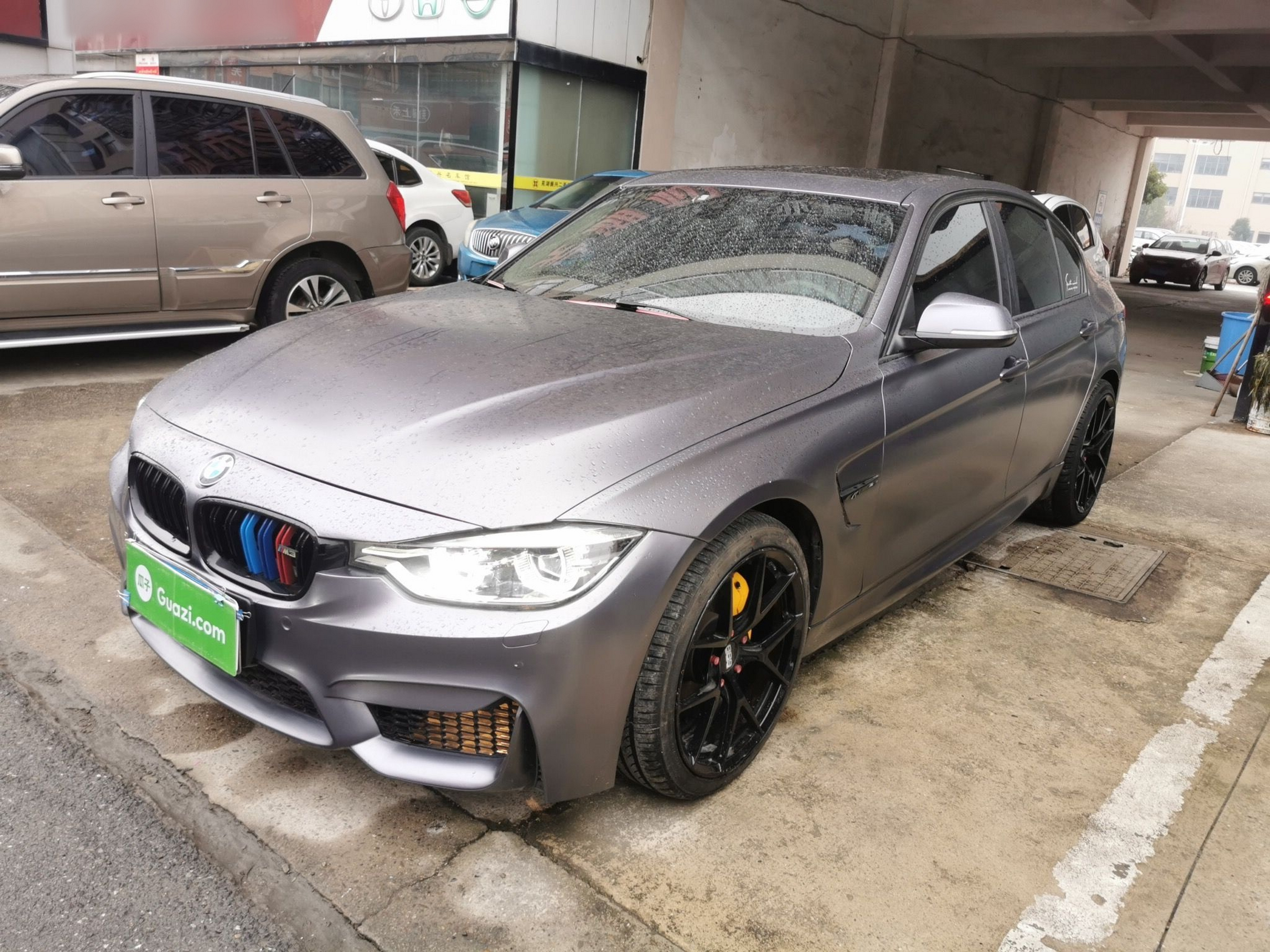 Под передней частью автомобиля