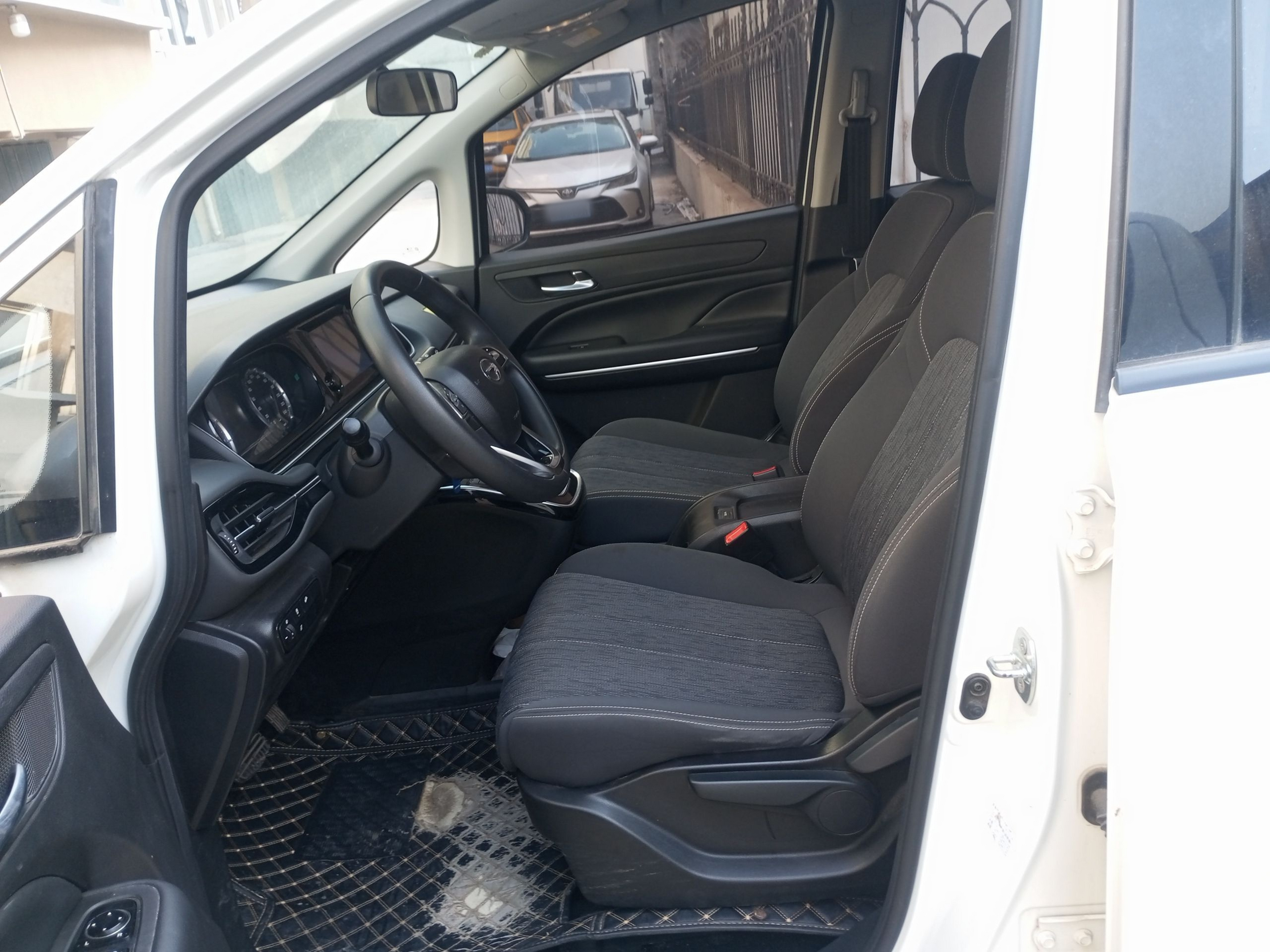 Переднее сиденье в автомобиле