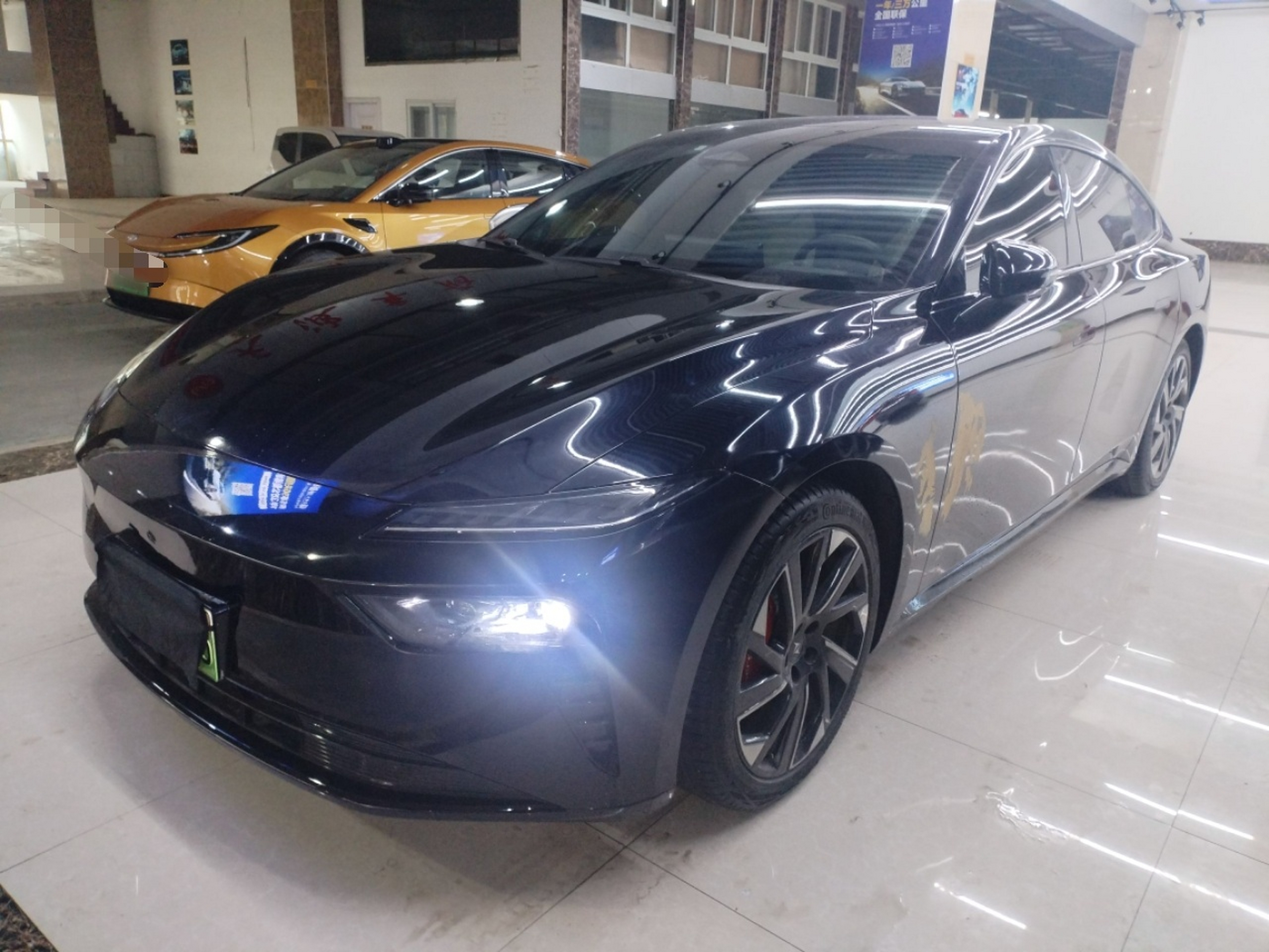 تحت مقدمة السيارة