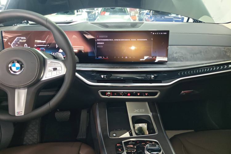 Used BMW X5 2023 xDrive 30Li Luxury M Sport Package
