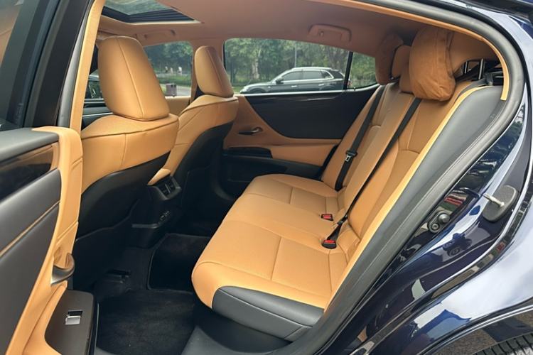 Used Lexus ES 2022 300h Excellence Edition
