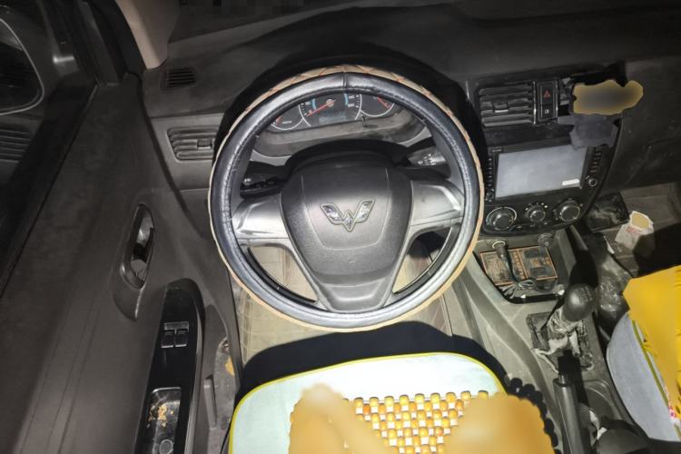 Used Wuling Rongguang V 2016 1.5L Standard Version
