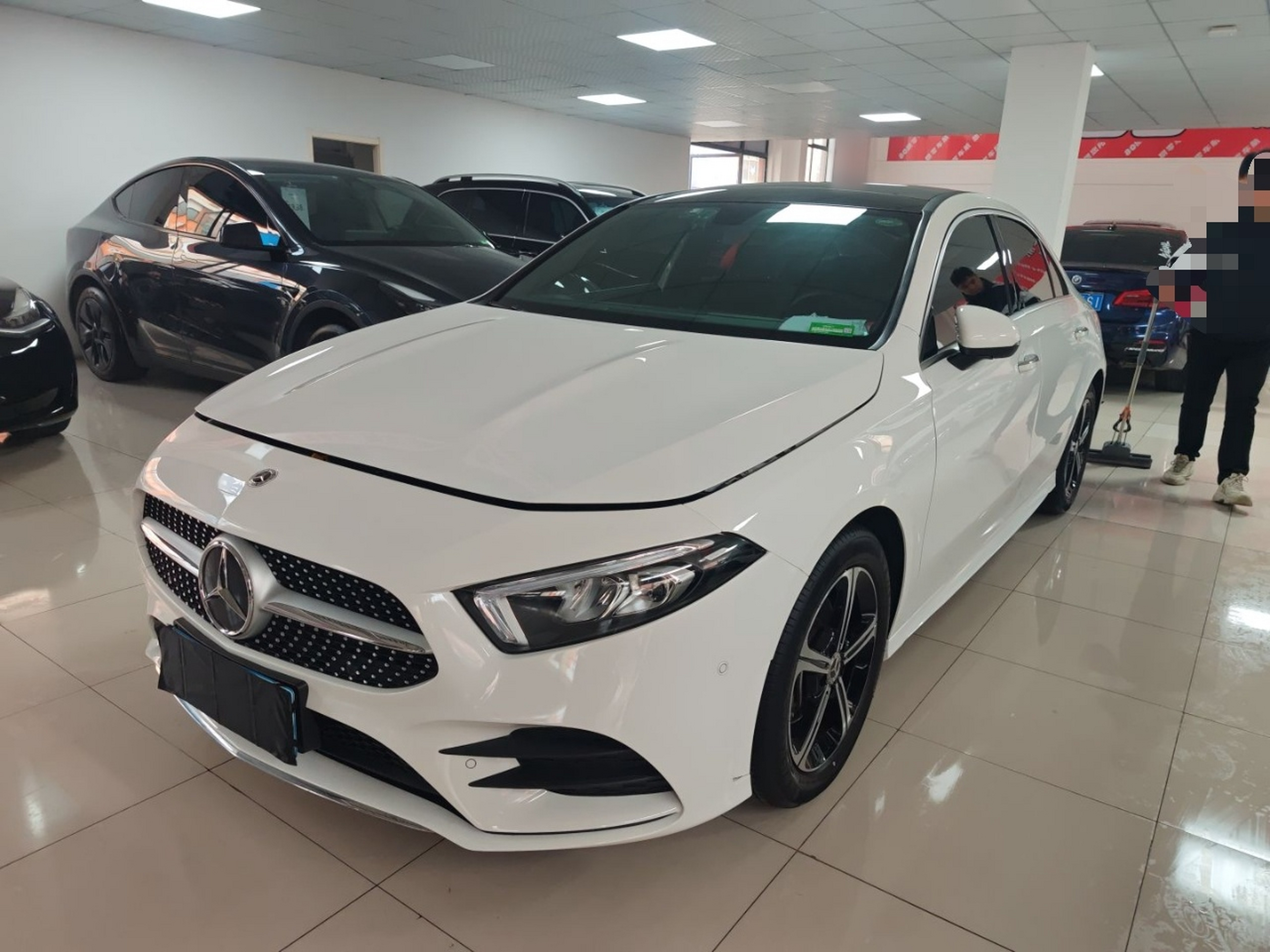 تحت مقدمة السيارة