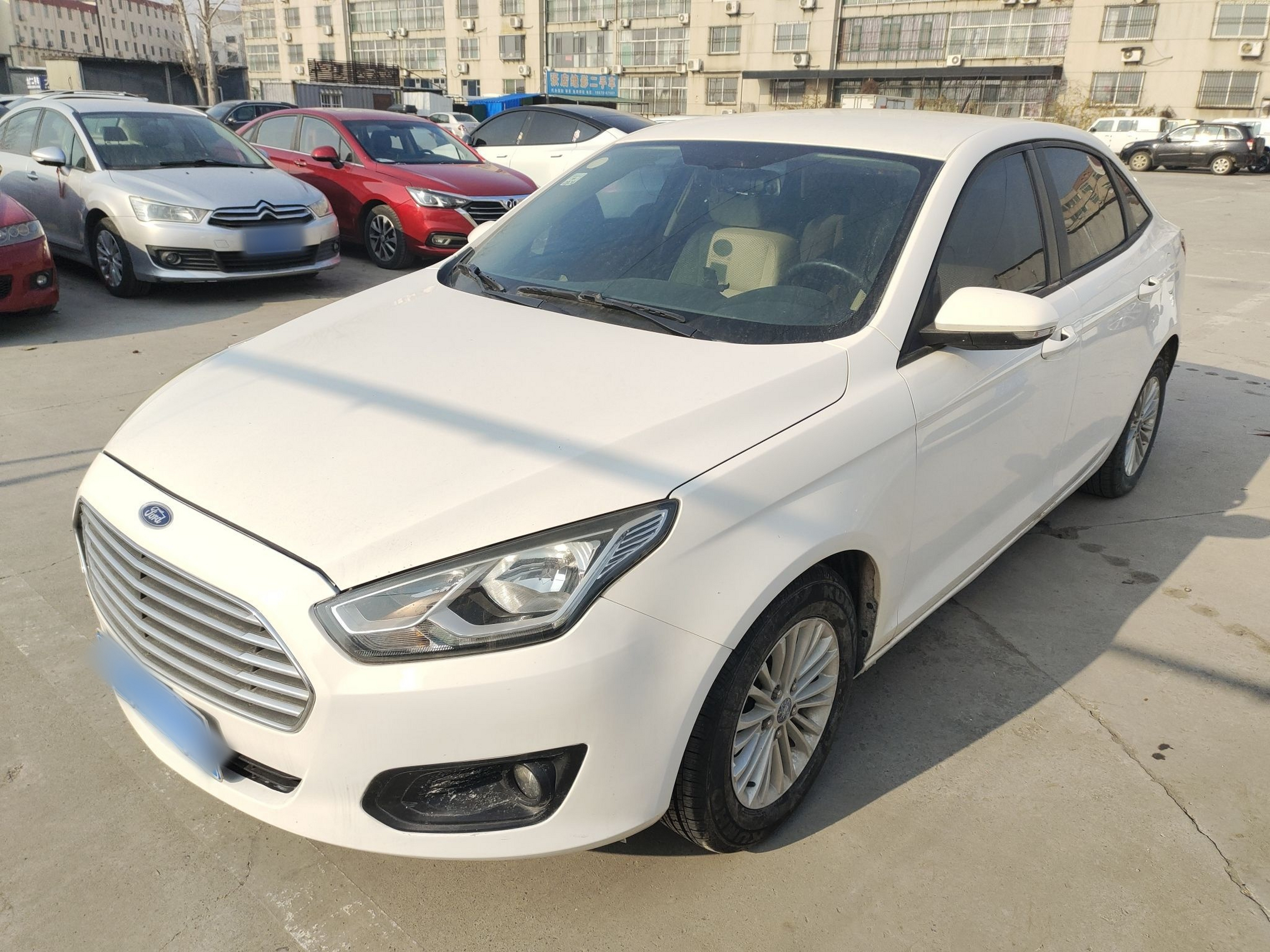 تحت مقدمة السيارة