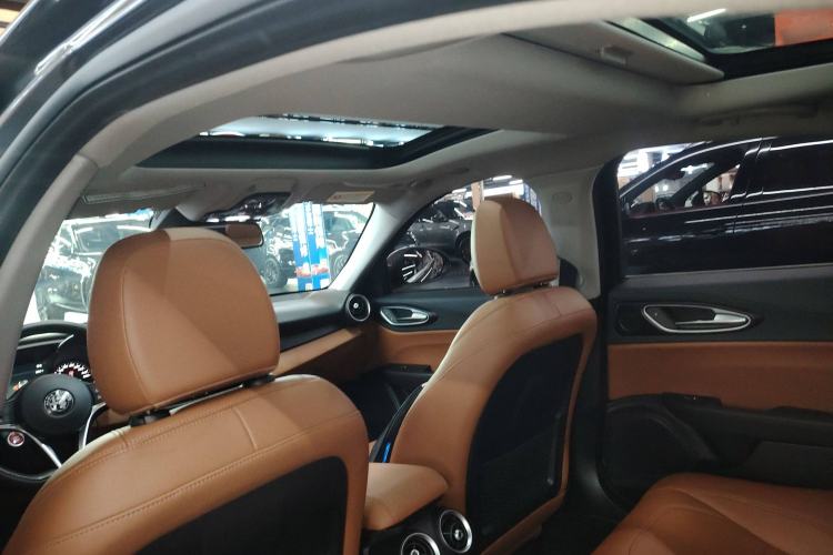 Used Alfa Romeo Giulia 2017 2.0T 200HP Luxury Edition
