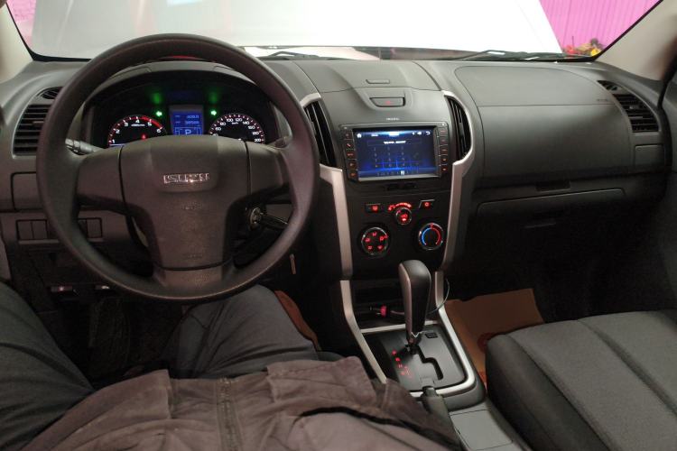 Used Isuzu D-MAX 2015 2.5T Two-Wheel Drive Automatic High-Performance Elite Version 4JK1