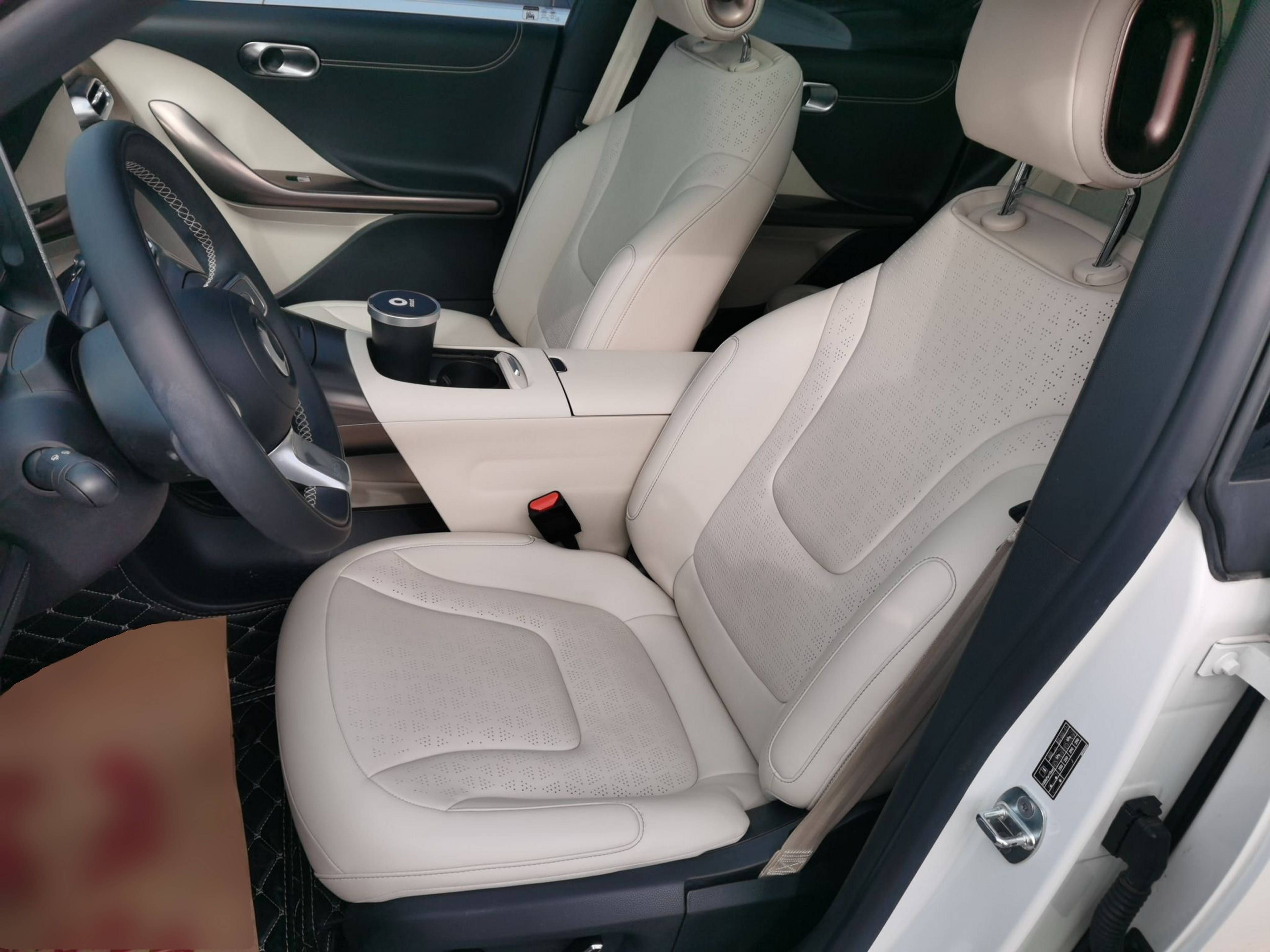 Переднее сиденье в автомобиле