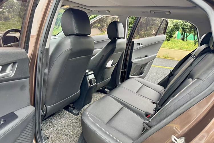 Used Hyundai ix25 2015 1.6L Automatic Two-Wheel-Drive Deluxe DLX Model
