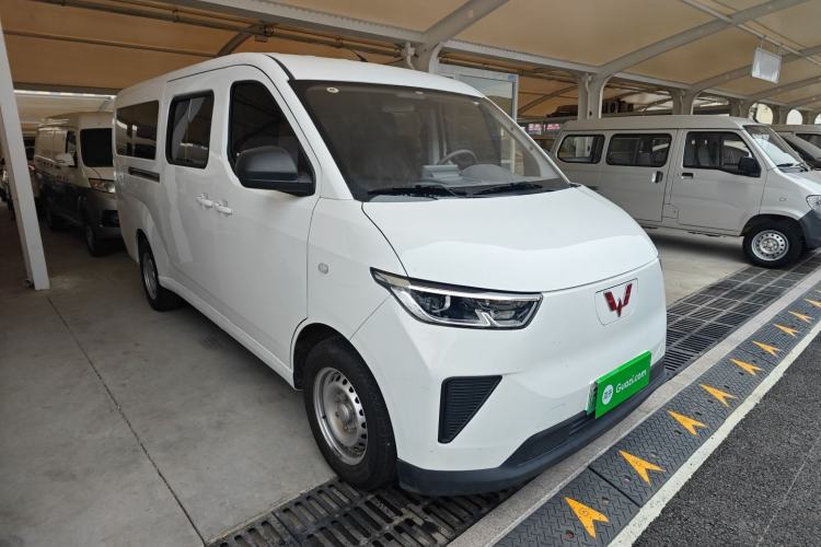 Used Wuling Yangguang 2024 300KM Comfort Version Passenger Van 75kW
