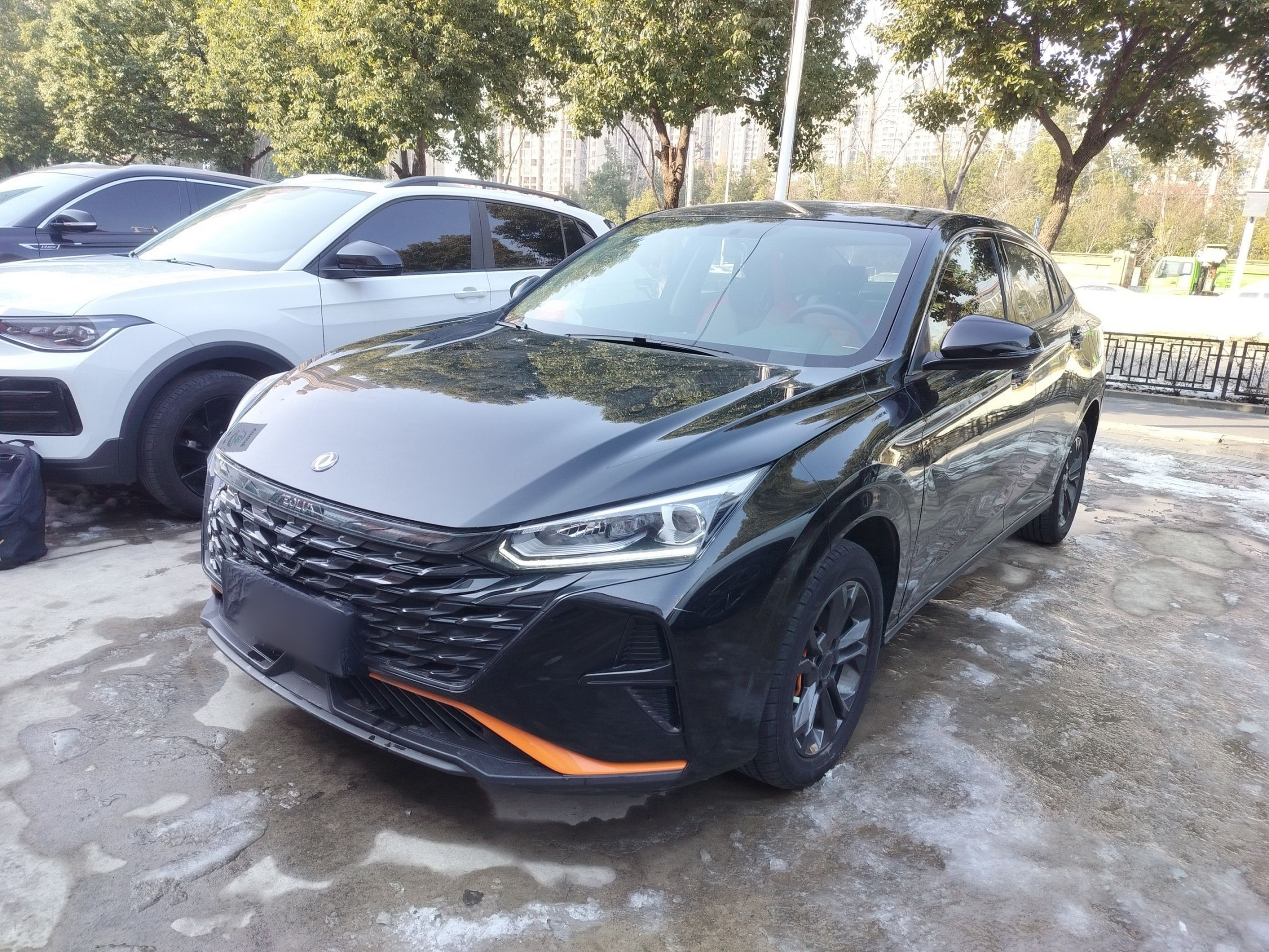 Под передней частью автомобиля