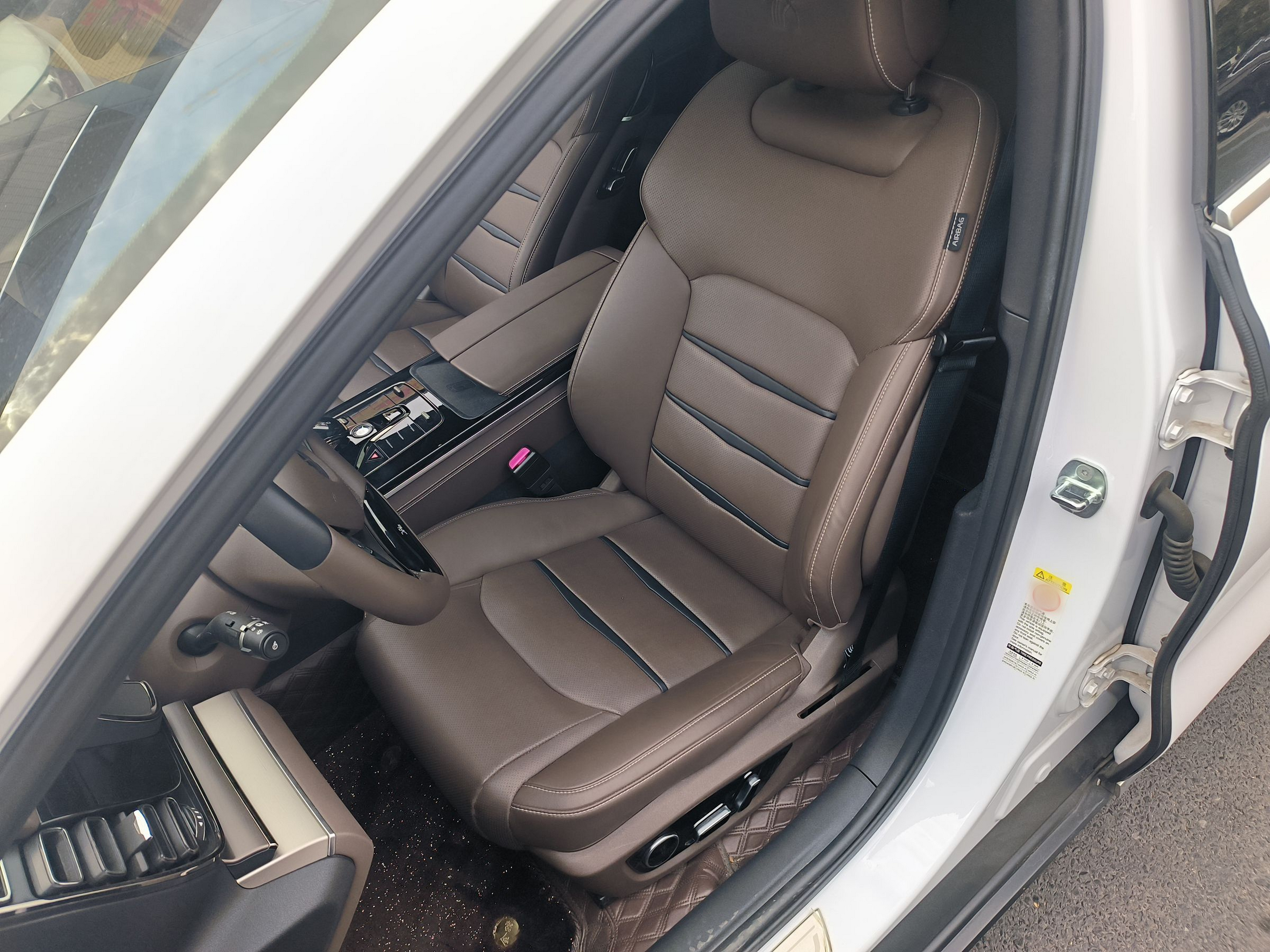 Переднее сиденье в автомобиле