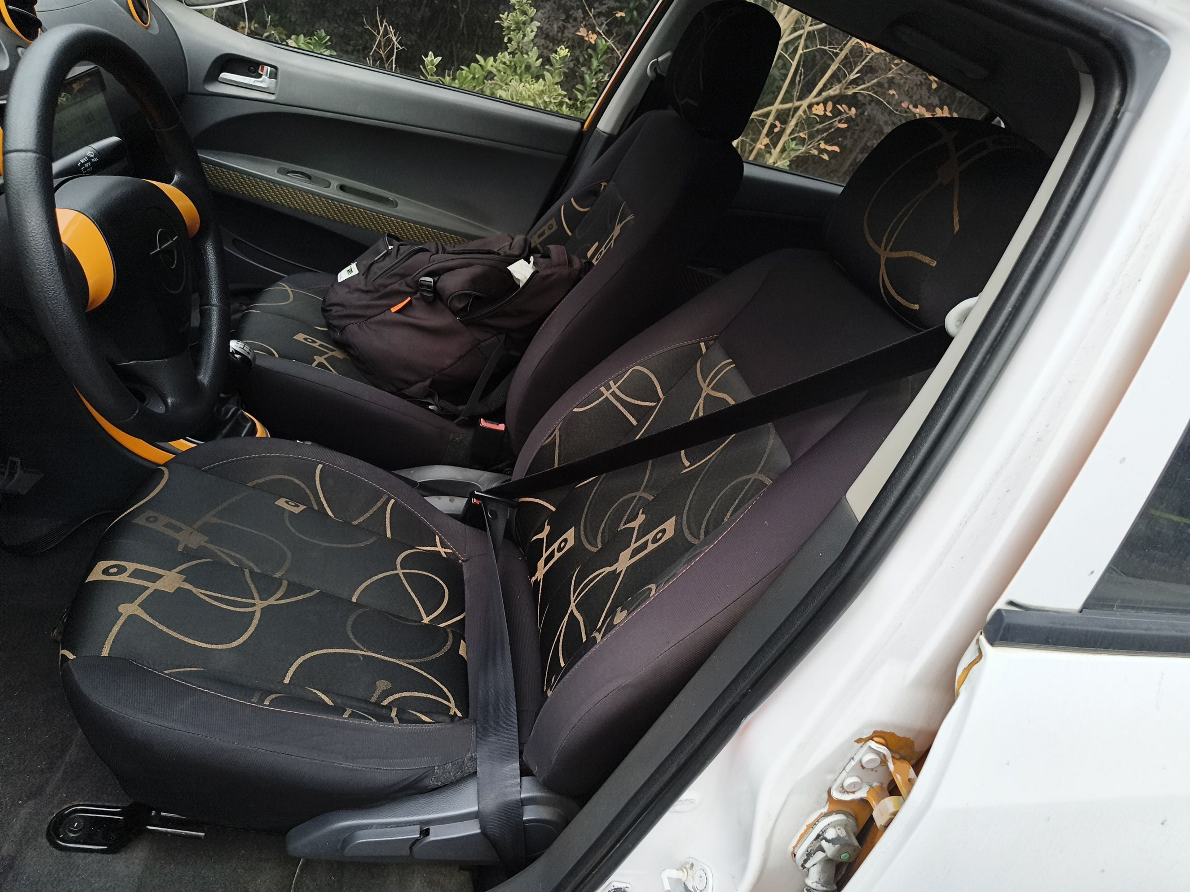 المقاعد الأمامية داخل السيارة