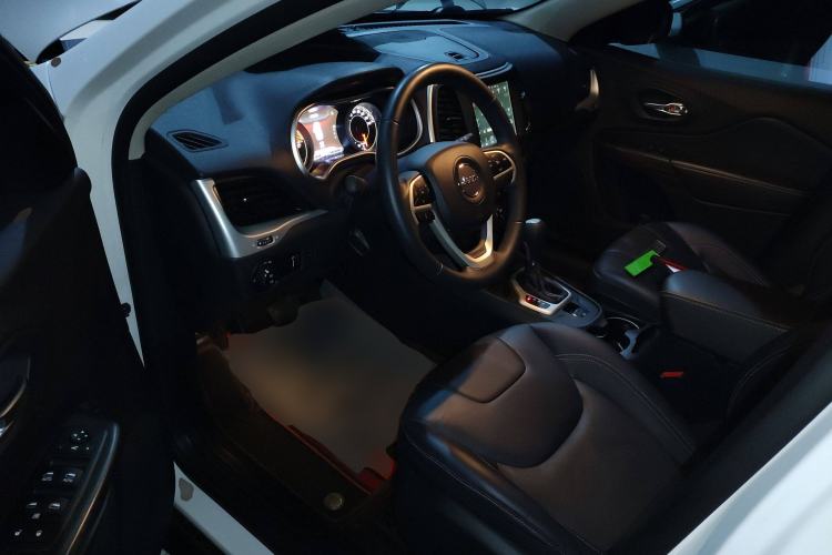 Used  Cherokee 2020 2.0L Two-Wheel Drive Classic Sports Edition
