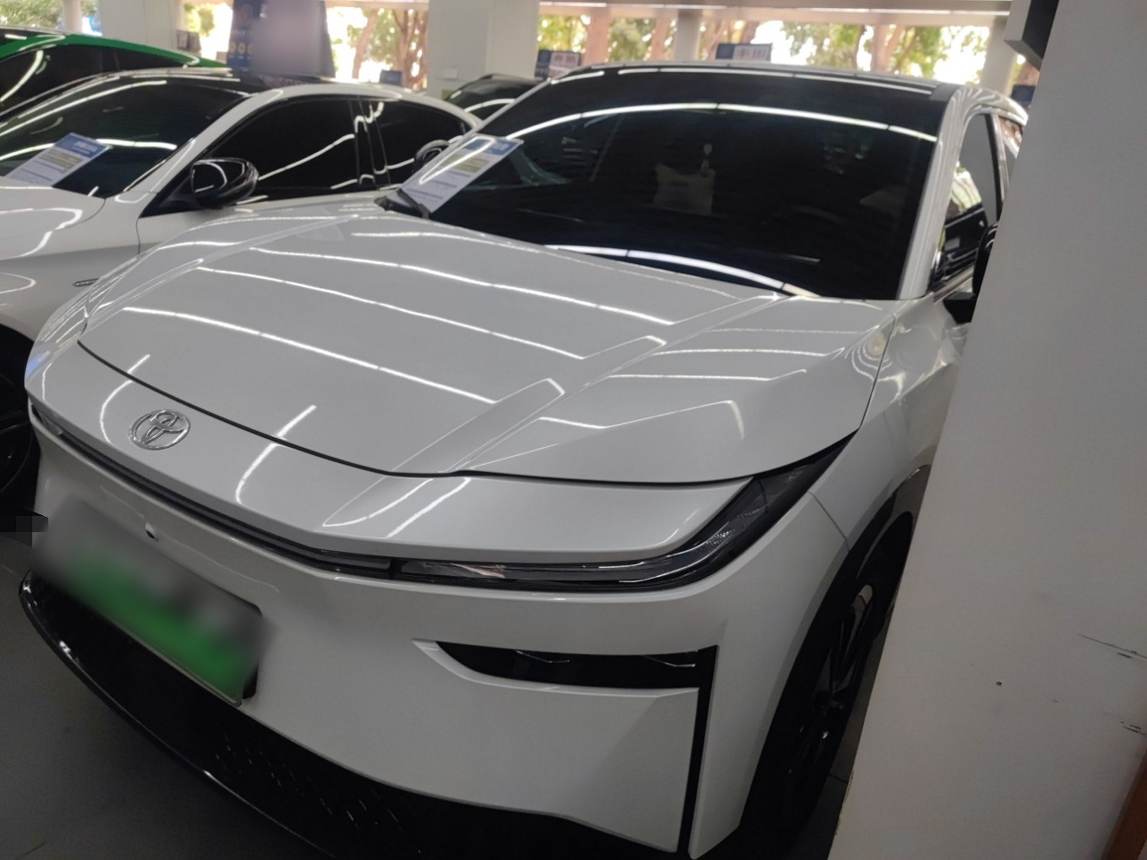 Под передней частью автомобиля