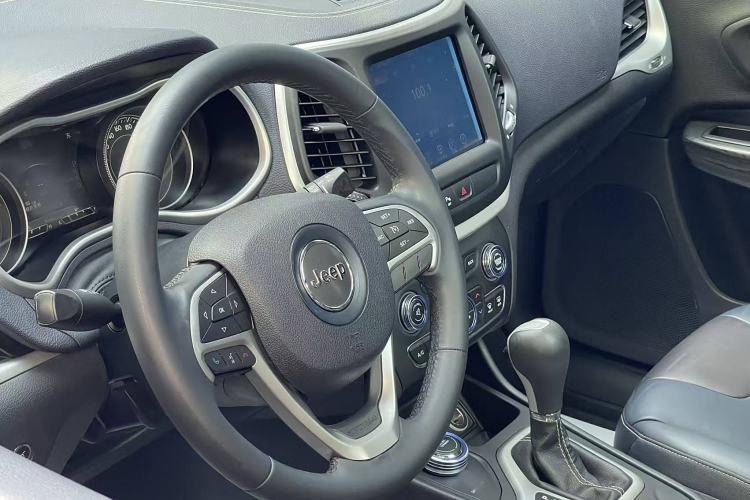 Used  Cherokee 2016 2.4L Superior Edition
