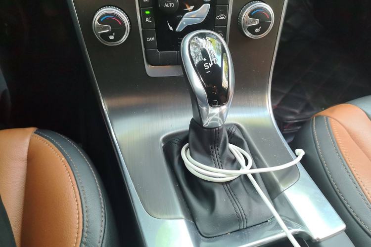 Used Volvo V60 2016 Cross Country T6 AWD
