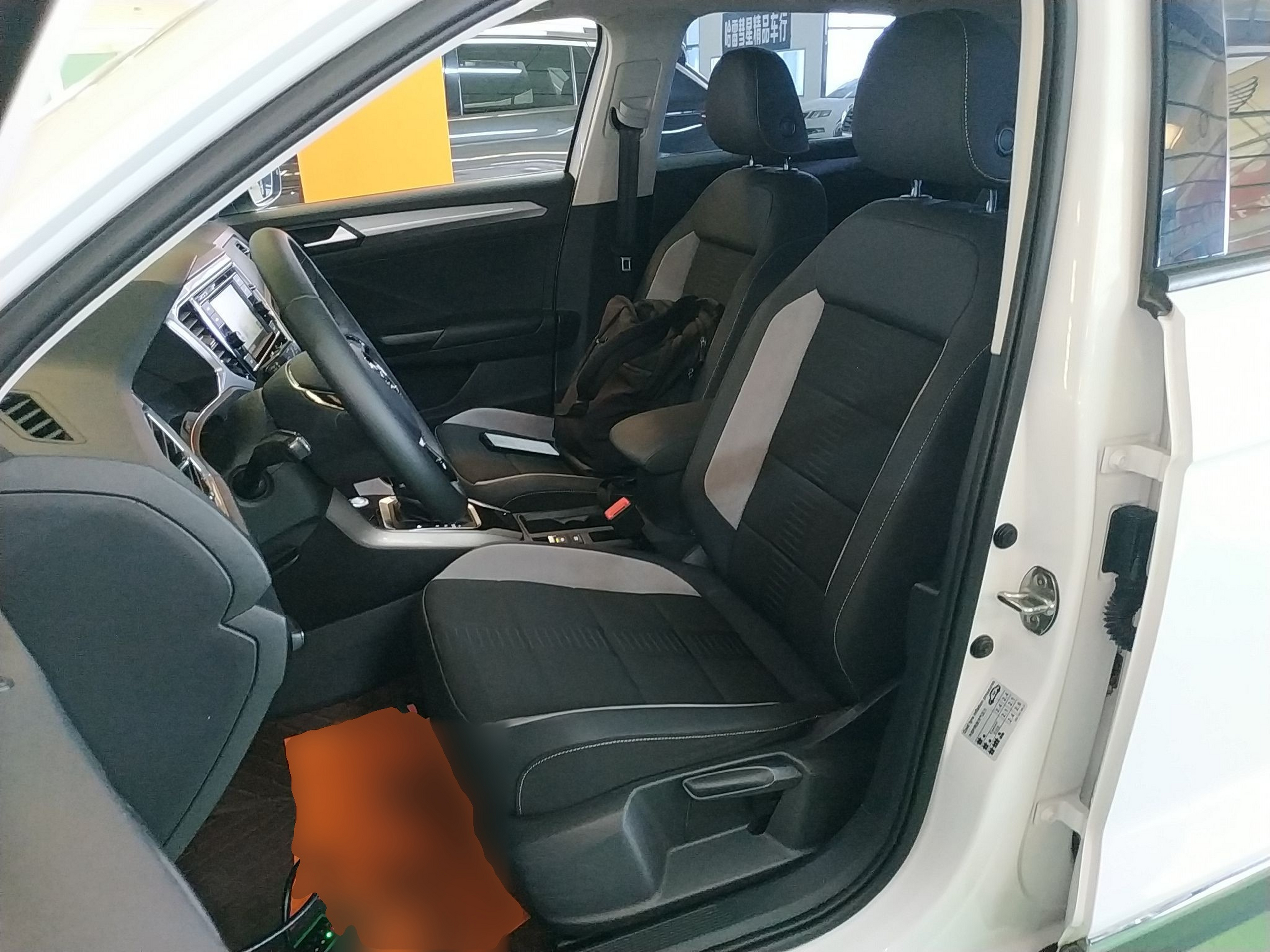 Переднее сиденье в автомобиле