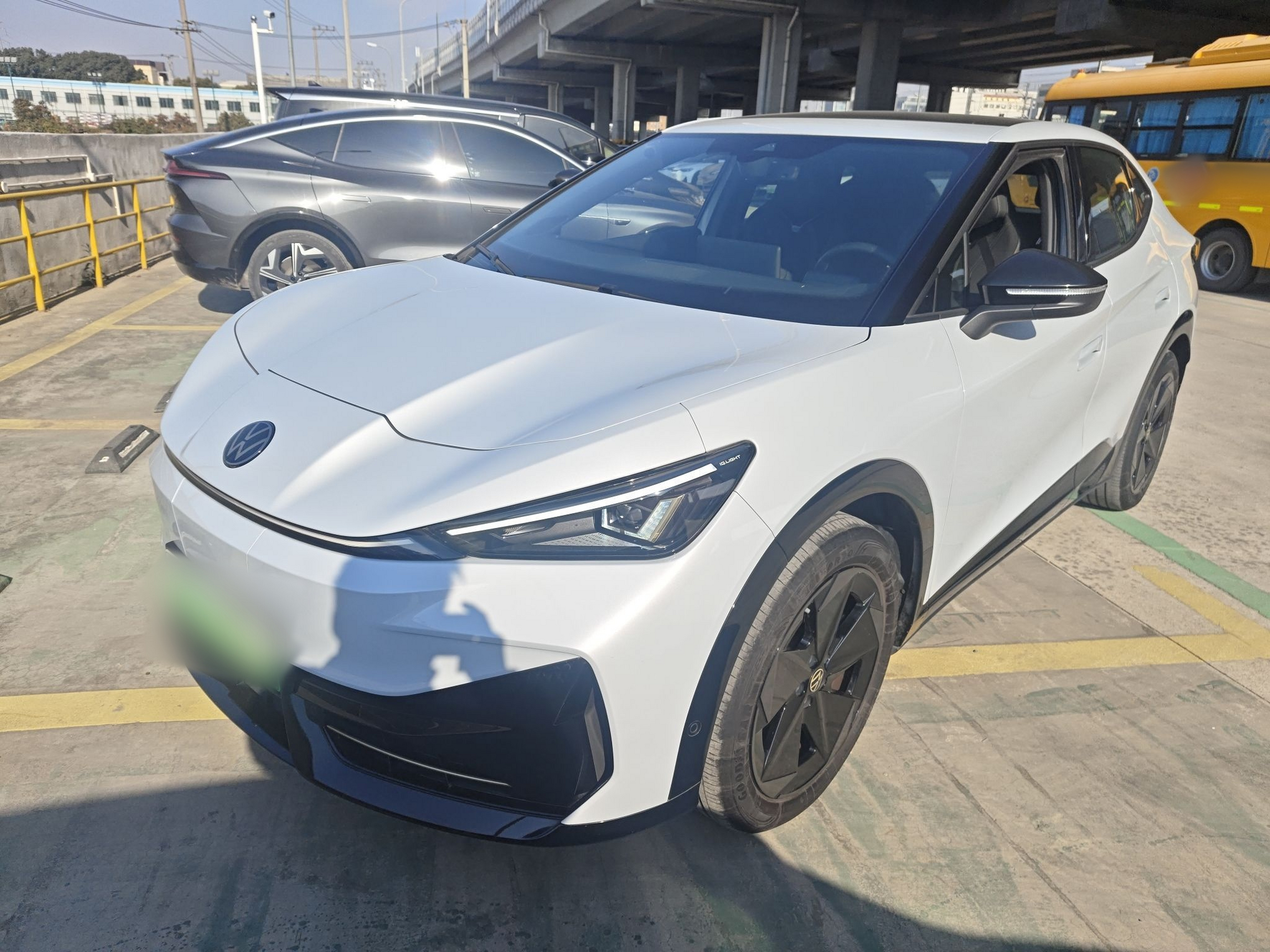 Под передней частью автомобиля