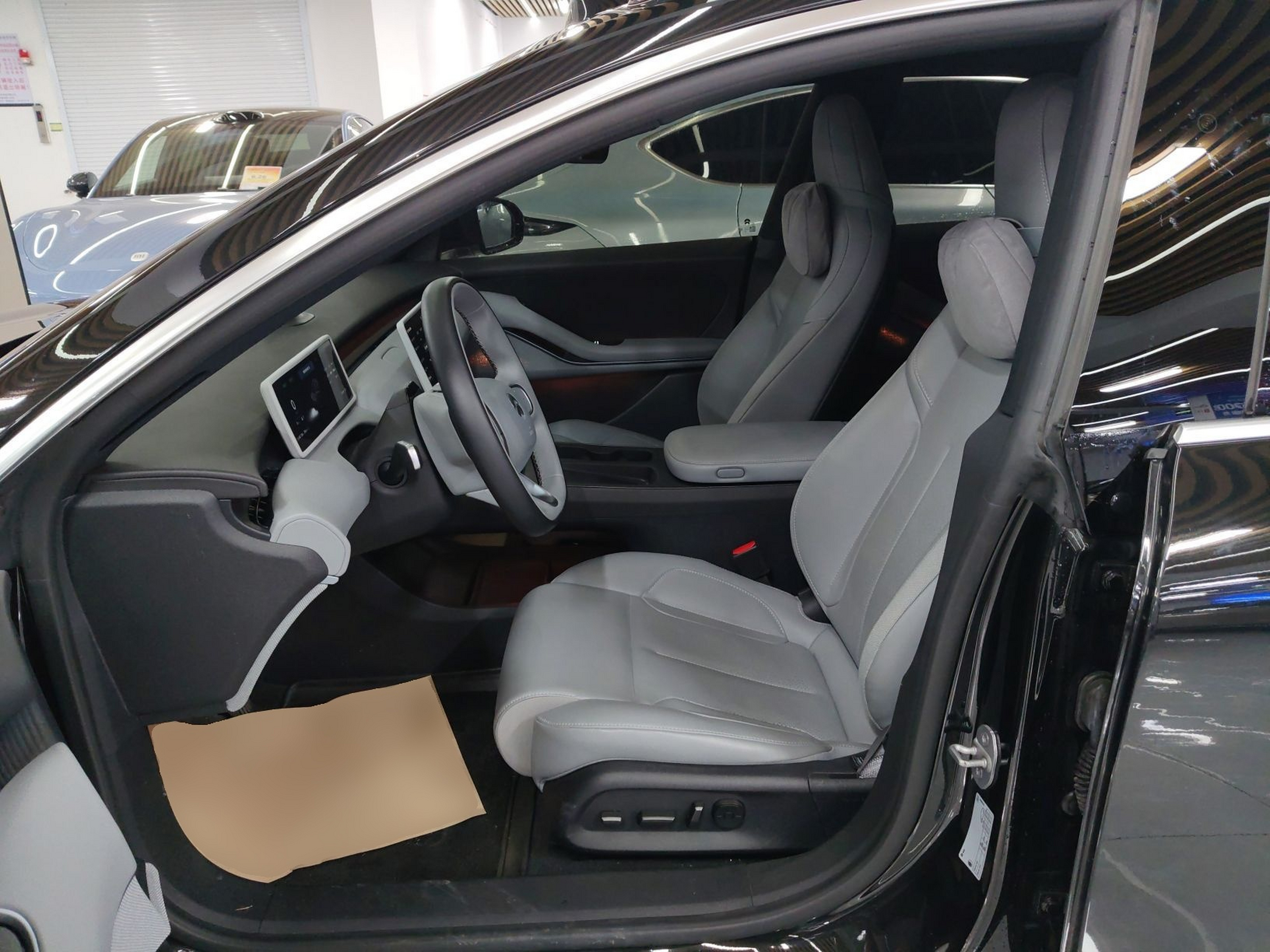 Переднее сиденье в автомобиле