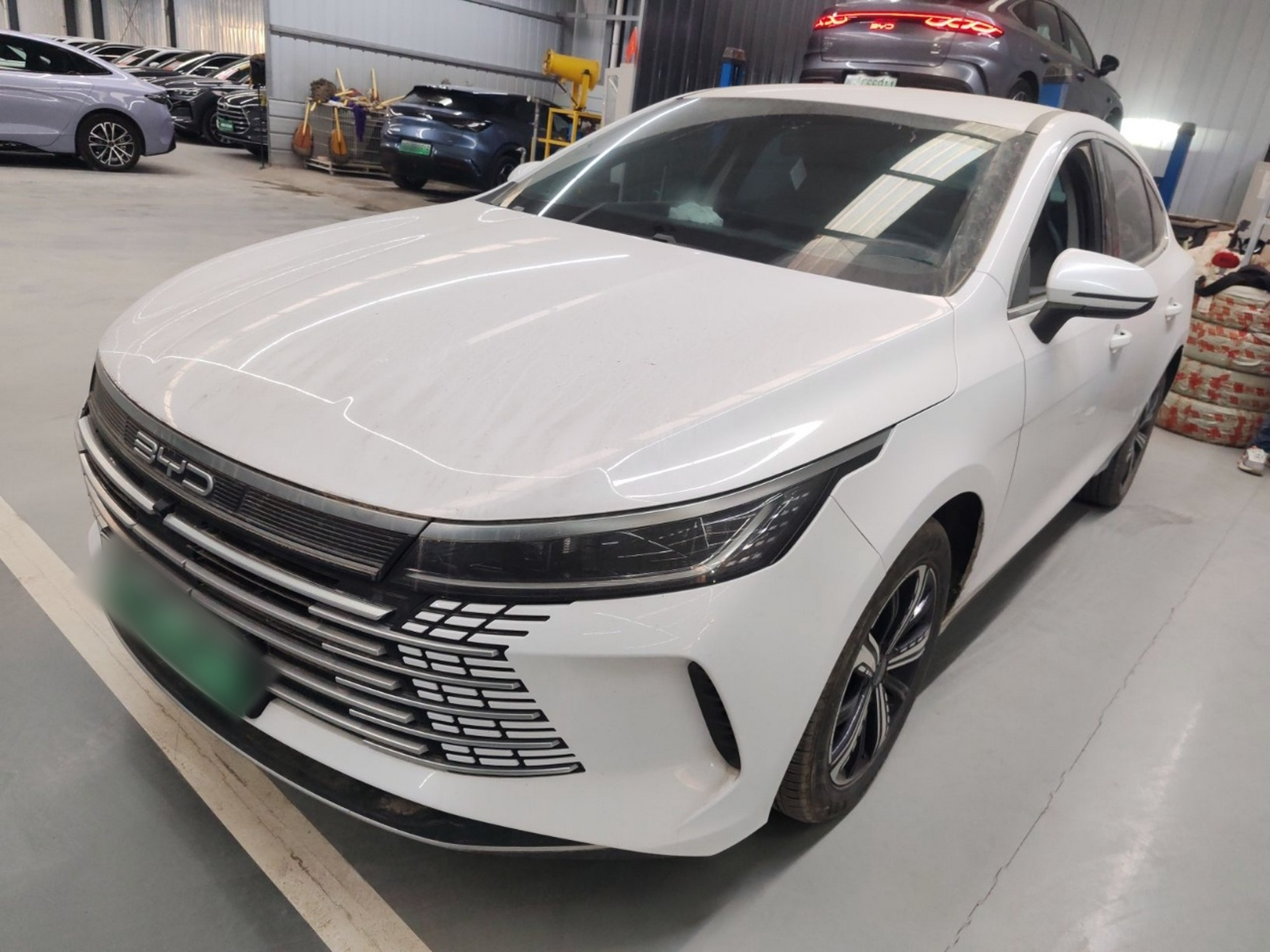 تحت مقدمة السيارة