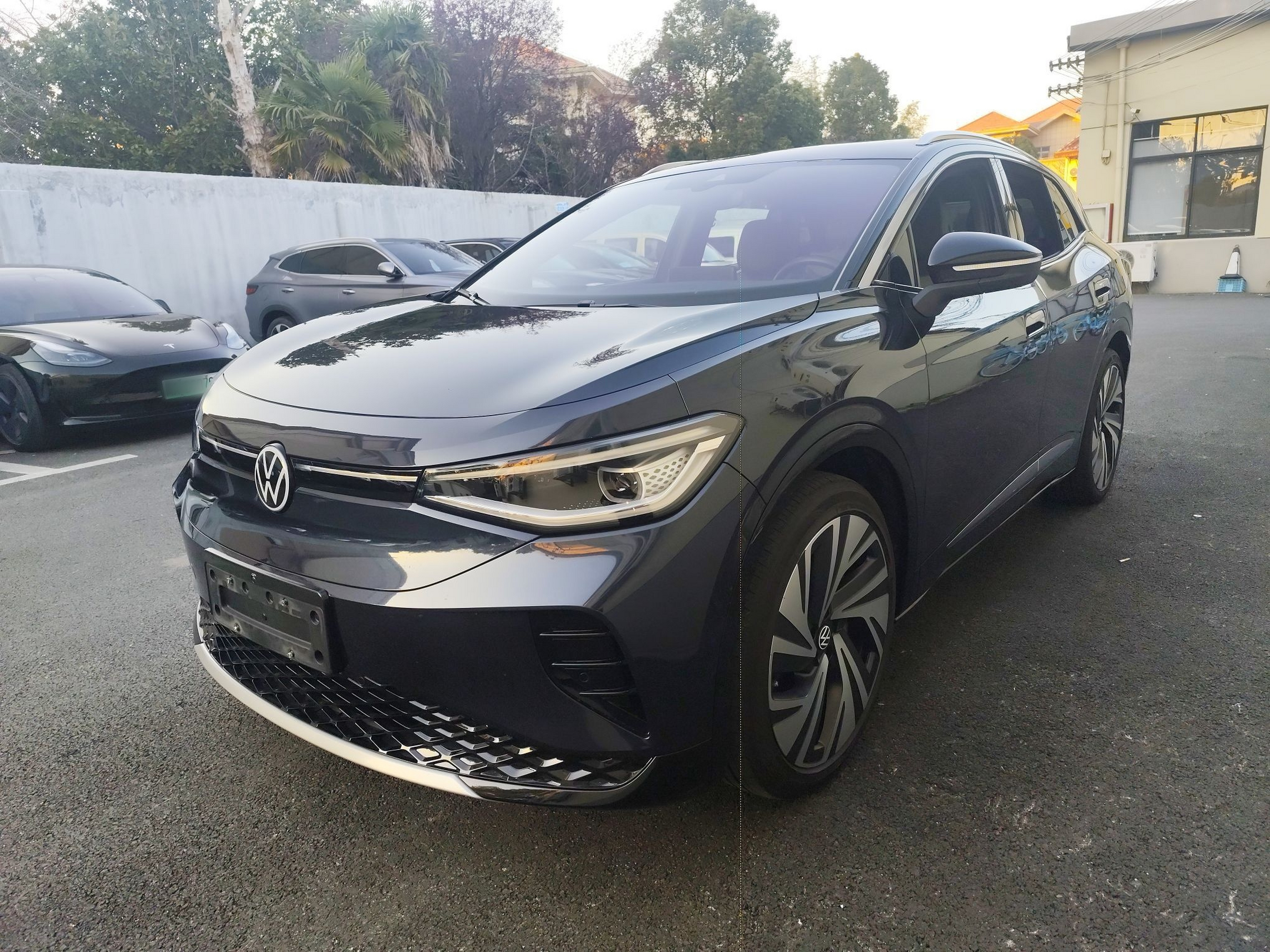 Под передней частью автомобиля