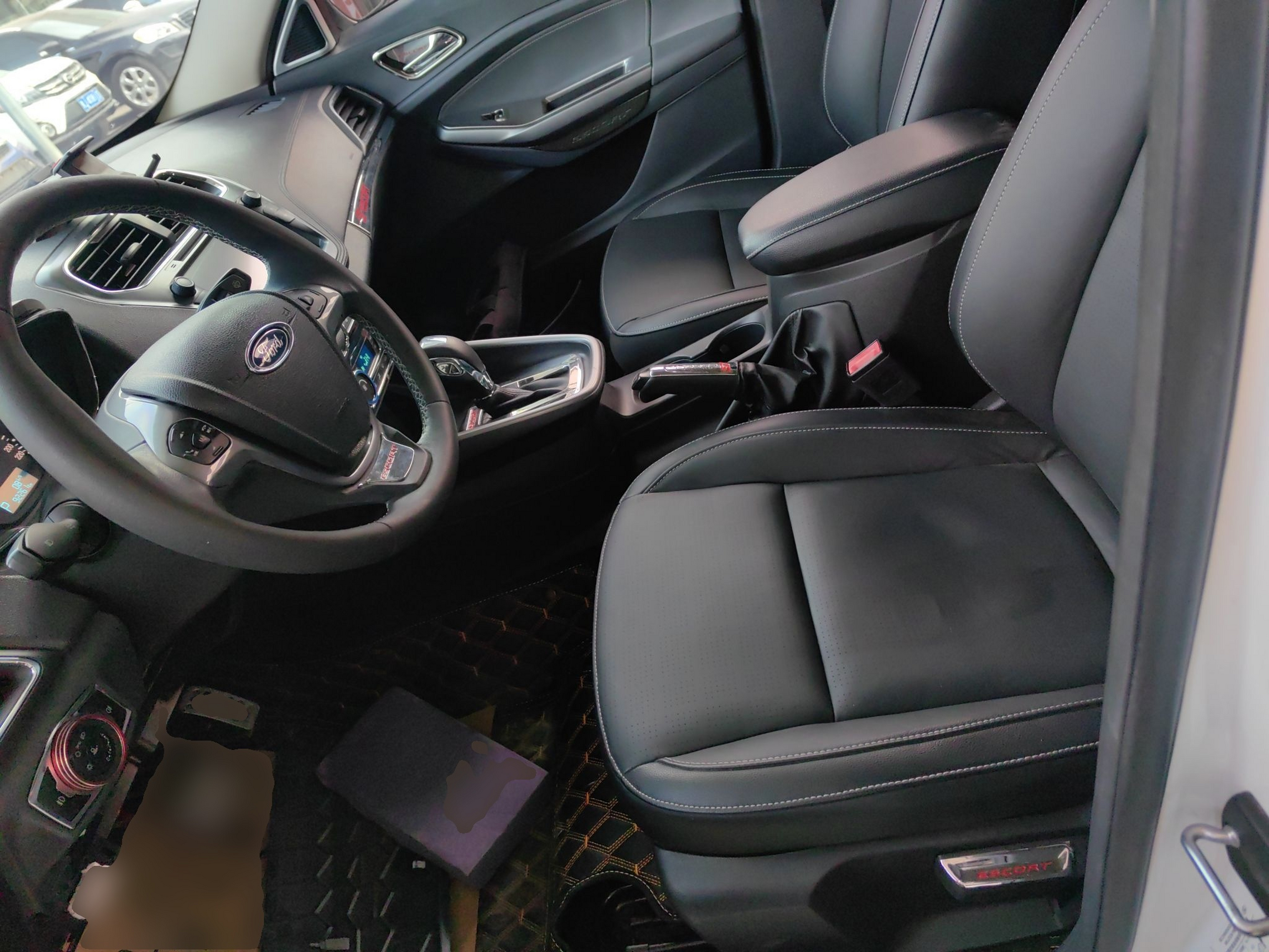 Переднее сиденье в автомобиле