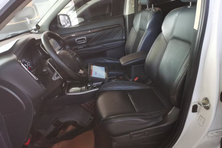 Used Mitsubishi Outlander 2019 2.4L 4x4 Zhi Xiang Edition 7 Seats China VI Standard
