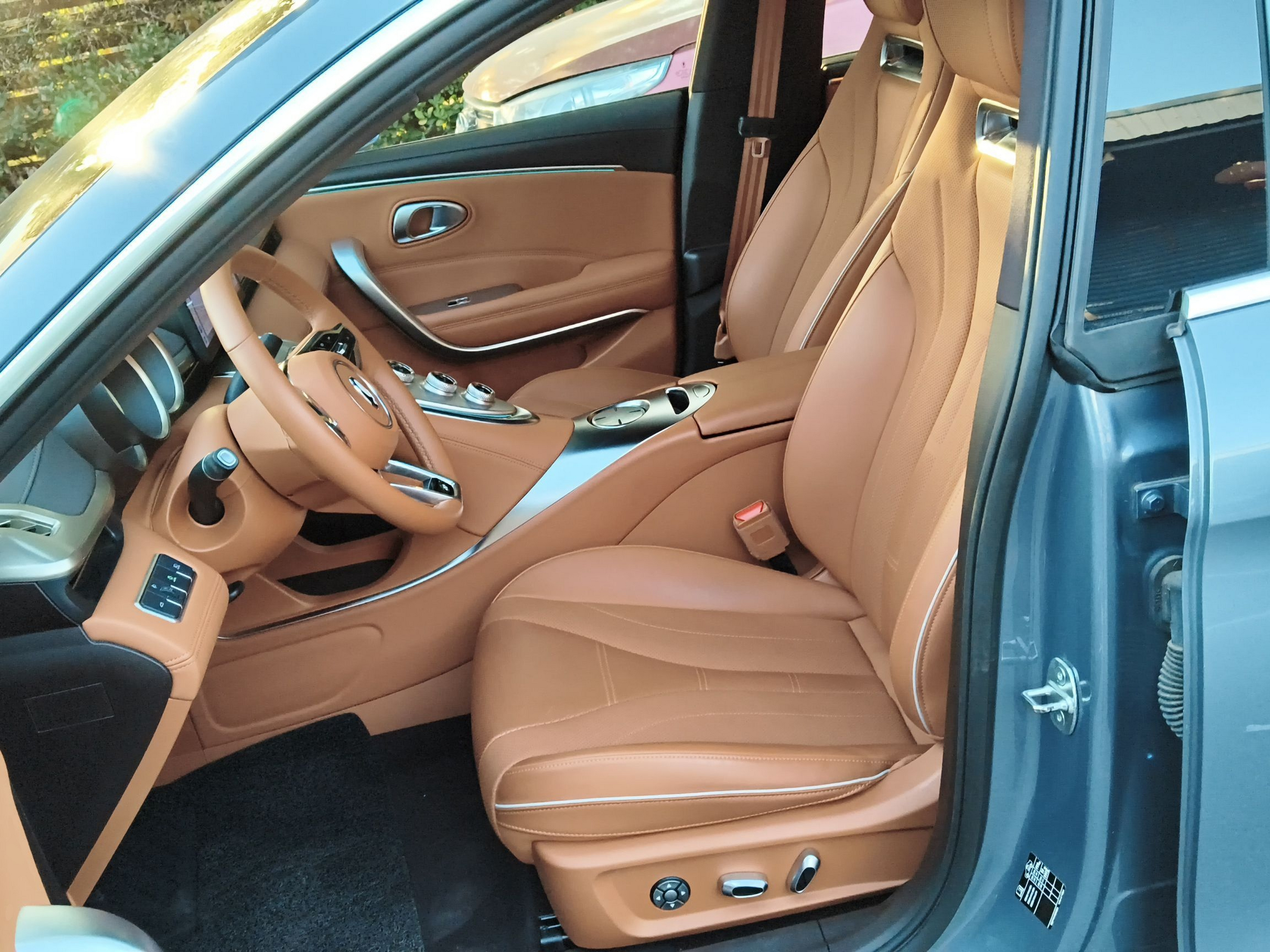 المقاعد الأمامية داخل السيارة